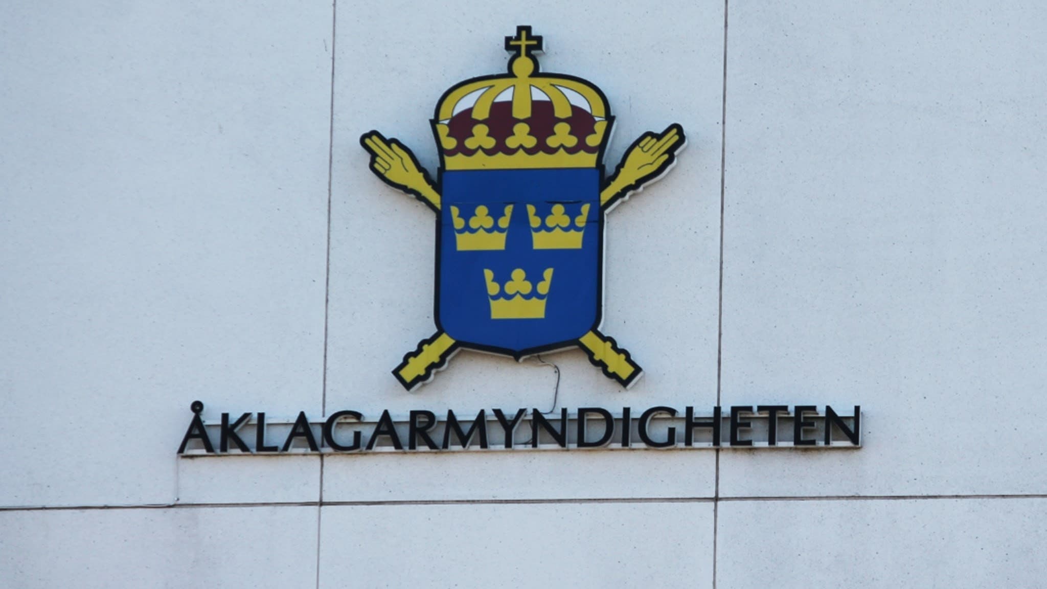 Åklagarmyndighetens logotyp på en vit fasad. 