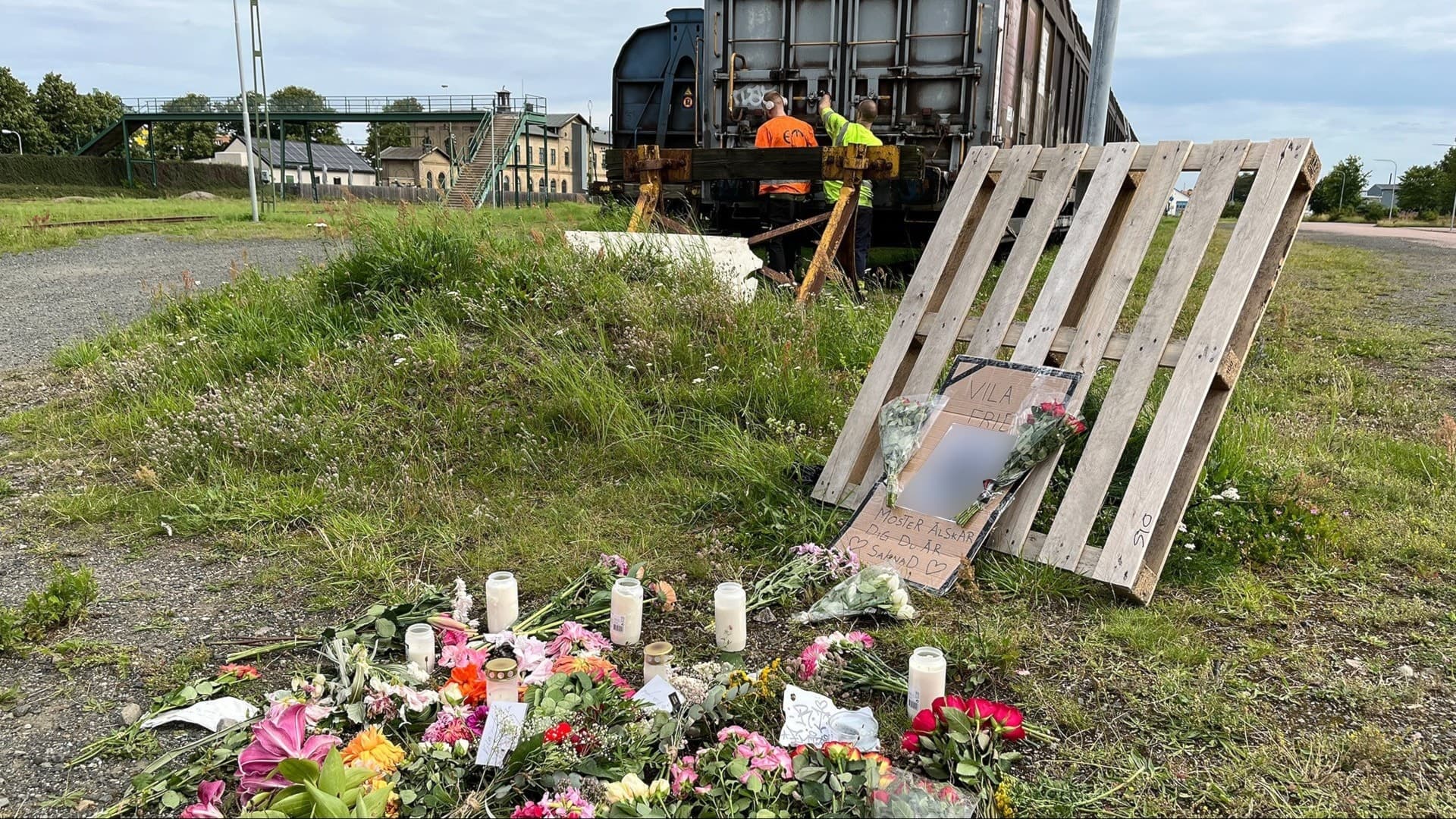 Blommor och ljus vid minnesplatsen som satts upp för den 14-åriga flickan från Tollarp, som mördades i Landskrona. 