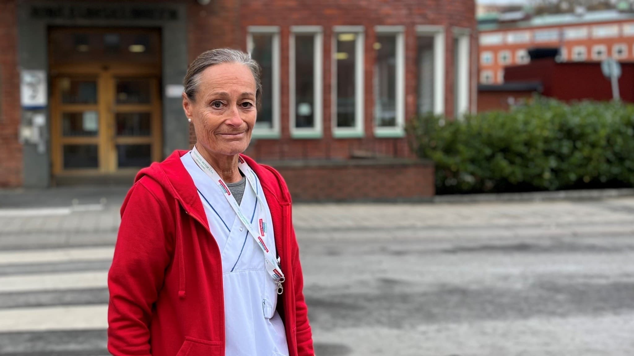 En kvinna i en röd jacka. 