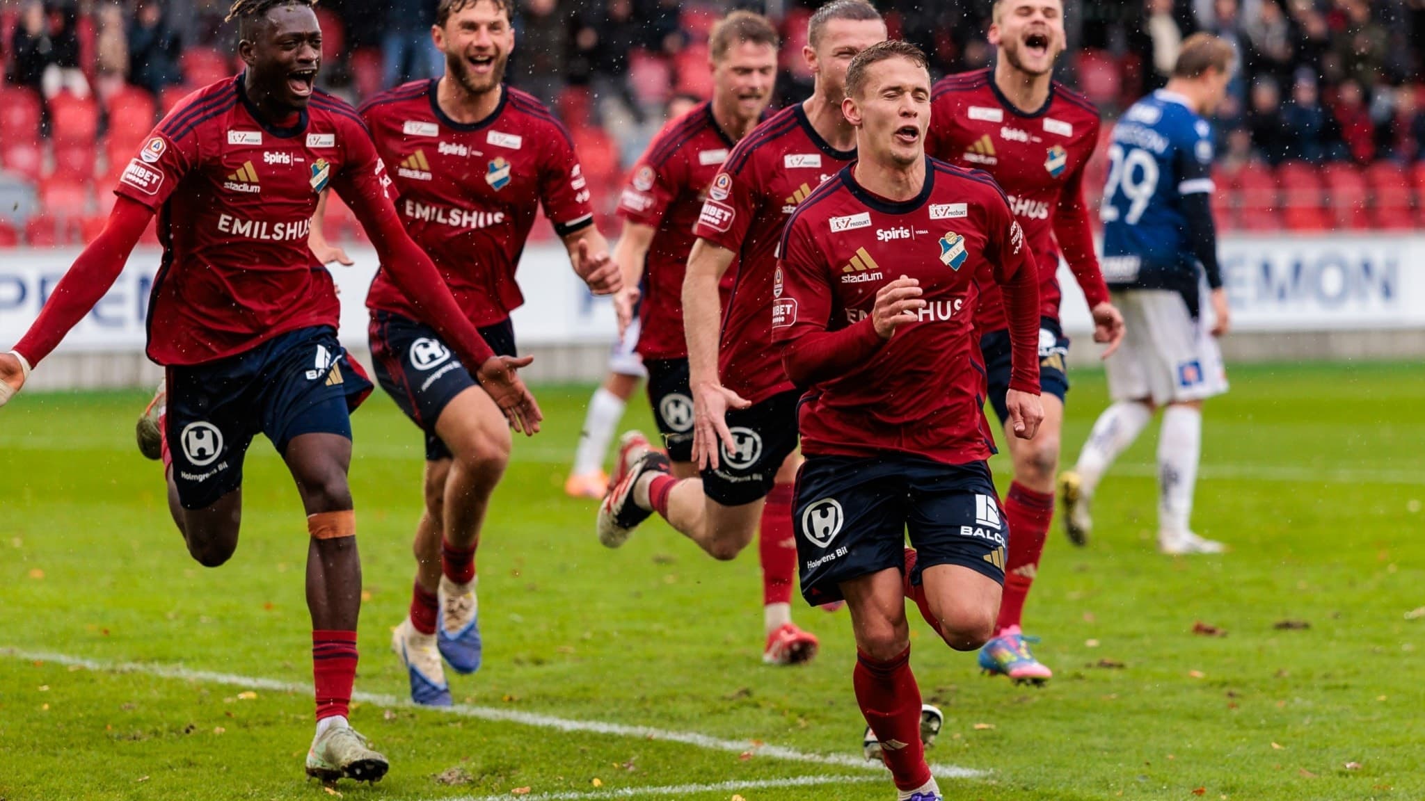 Östers mittfältare Anssi Suhonen jublar efter sin cykelspark som innebar ledningsmålet i segermatchen mot Halmstad. Foto: Bildbyrån.