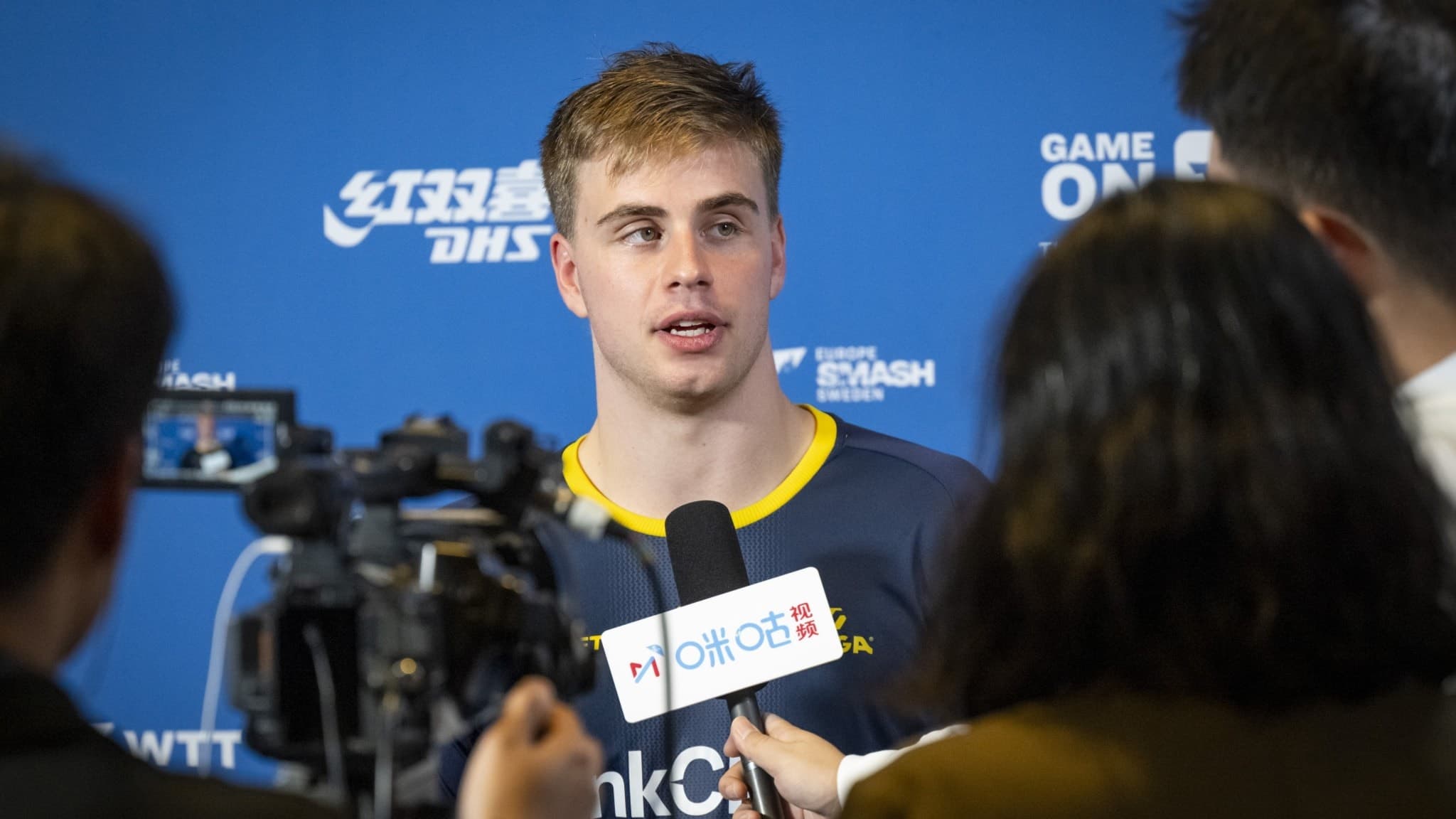 Truls Möregårdh intervjuas efter segern i herrarnas singelfinal på Europe Smash Sweden 2025 i Malmö Arena. Han bär en gul och blå tröja och omges av journalister och kameror.