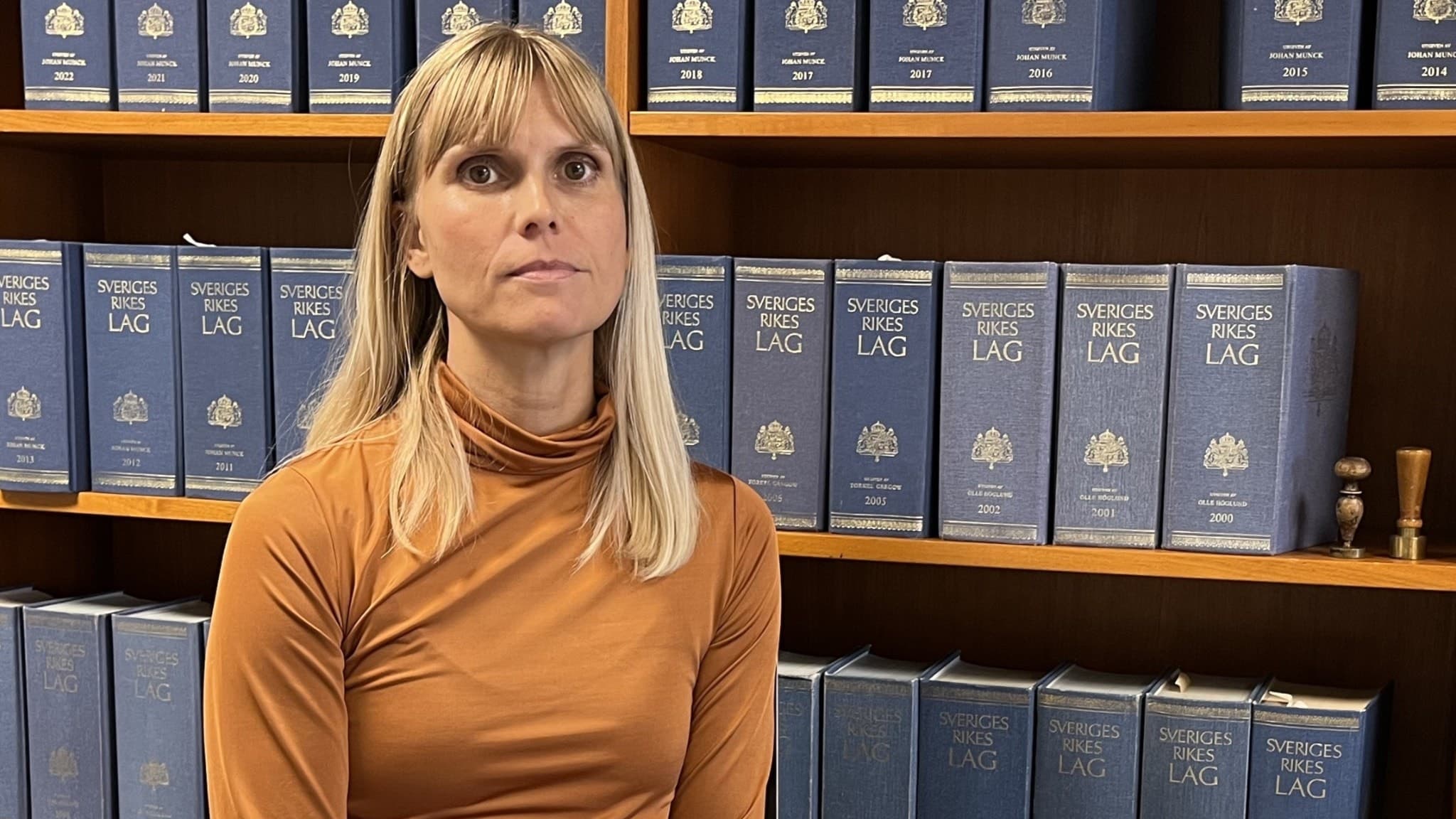Annie Runander sitter på en stol framför en bokhylla fylld med lagböcker. Hon har blont axellångt hår och en ljusbrun polotröja på sig. Åklagaren väntar på svar – vet inte hur kvinnan dog