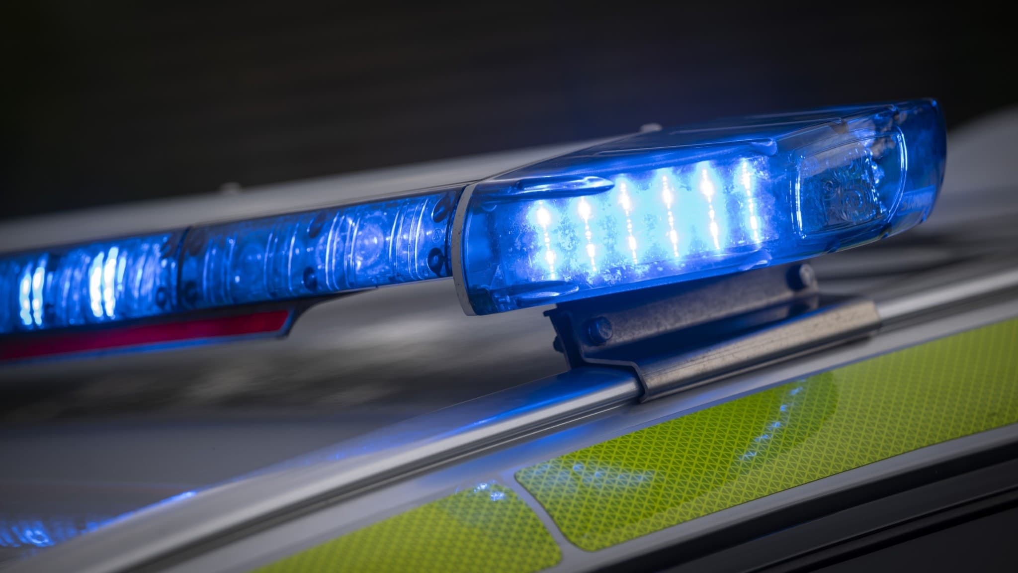 Blåljus på en polisbil som står vid en plats i Malmö där en explosion inträffat, kopplad till ett cykelbatteri på Östra Skrävlinge byväg. Händelsen har lett till insatser från polis och räddningstjänst.