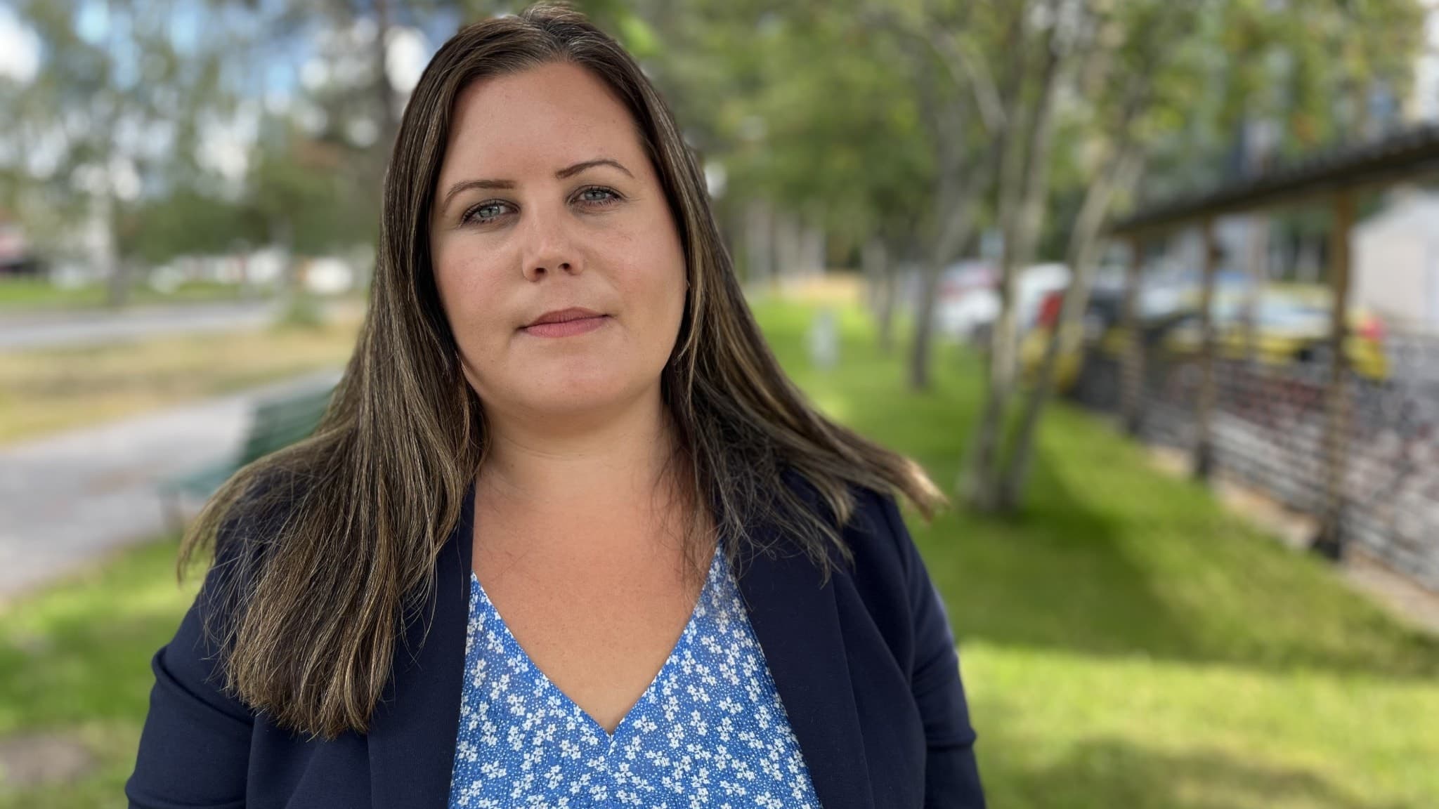 Hanna Lundin Jernberg står utomhus med träd i bakgrunden, klädd i mörk kavaj.