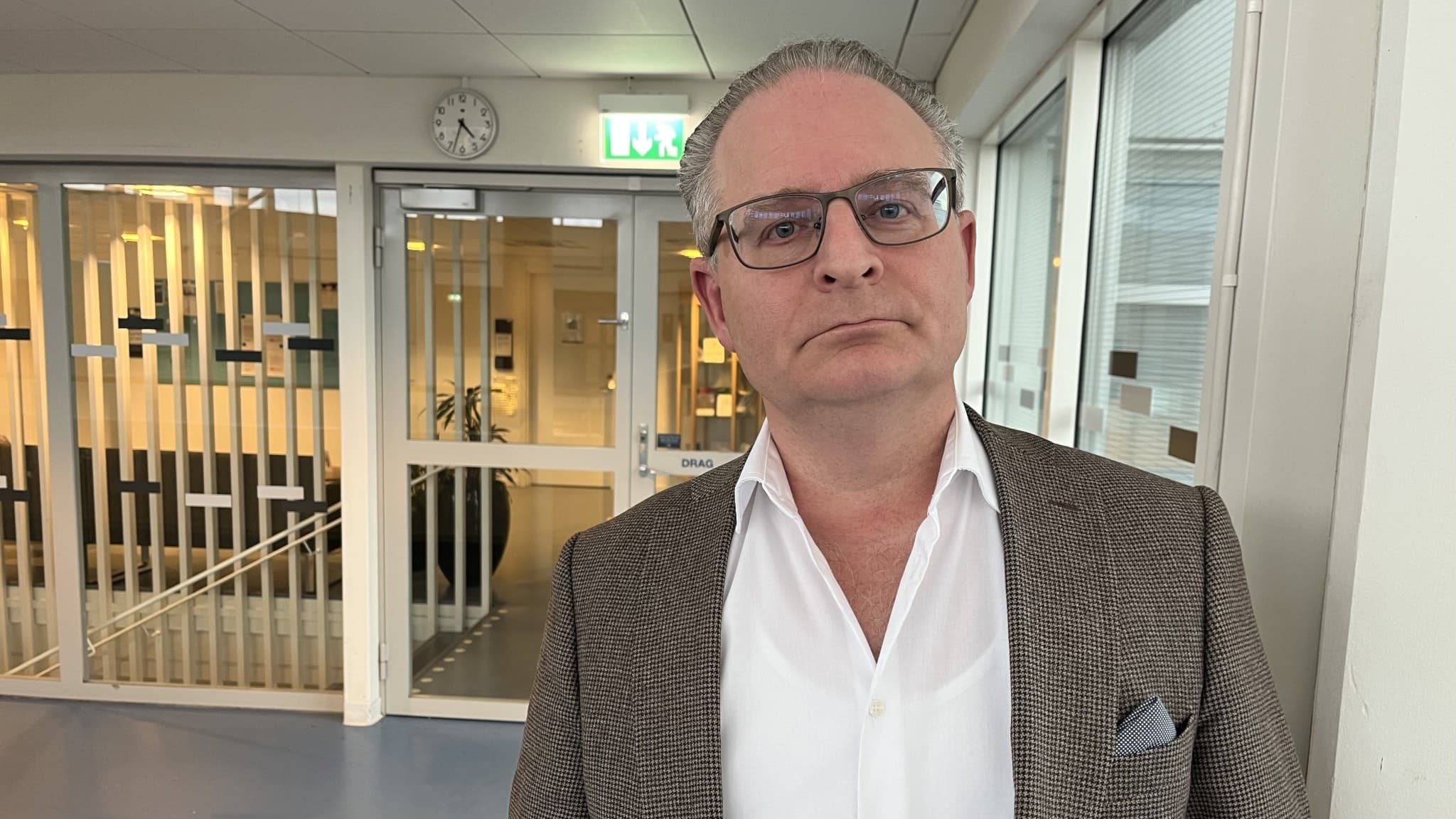 David Feltemius i en korridor på Umeå universitet.