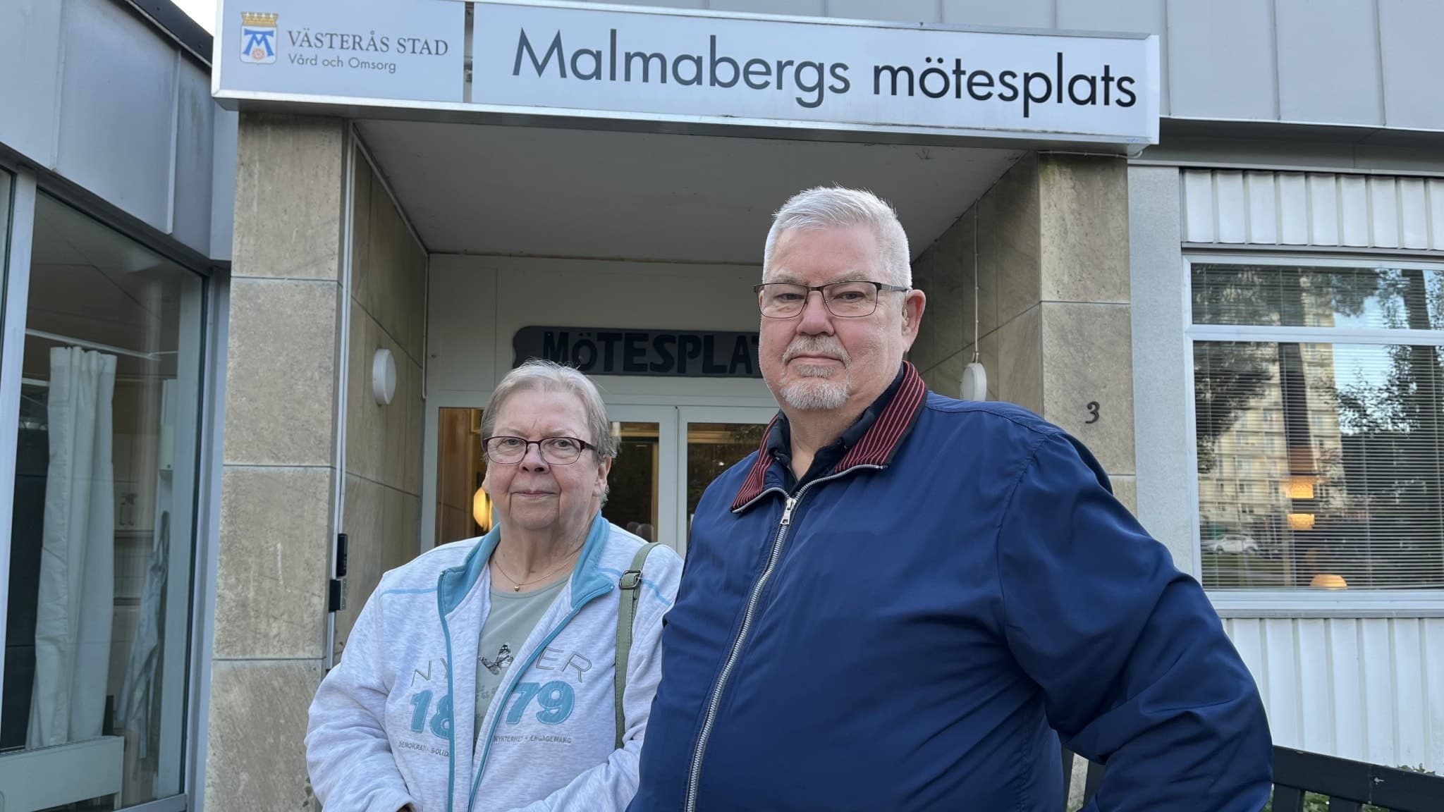Gullevi Ågren, klubbmästare, och Cai Lagerström, ordförande i Nygammal dansförening, står framför Malmaborgs mötesplats och ser fram emot att dansa där igen.