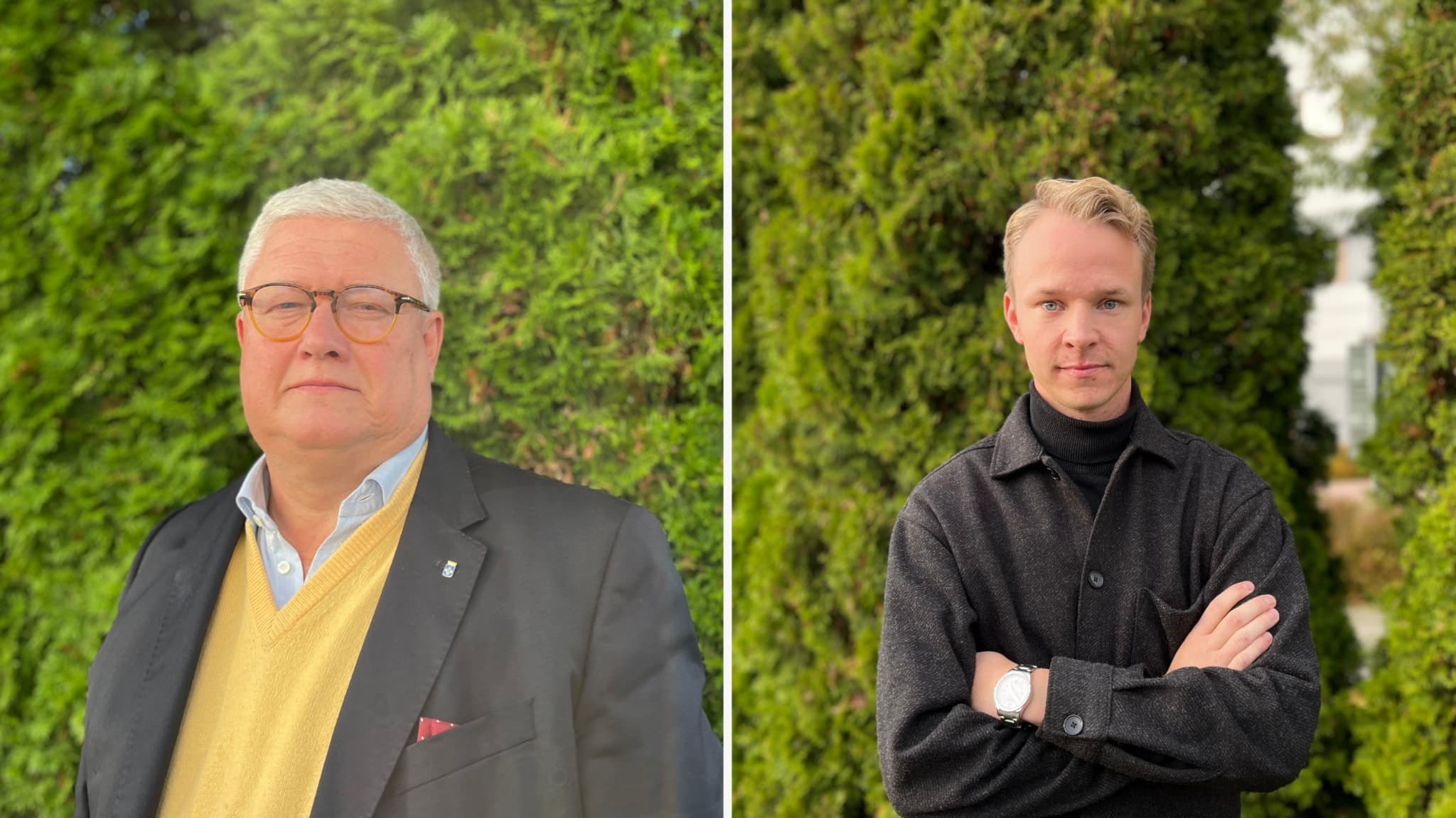 Två män står utomhus framför en grön häck. Den vänstra mannen bär en gul tröja och en mörk kavaj, medan den högra mannen har en svart skjorta och korslagda armar.