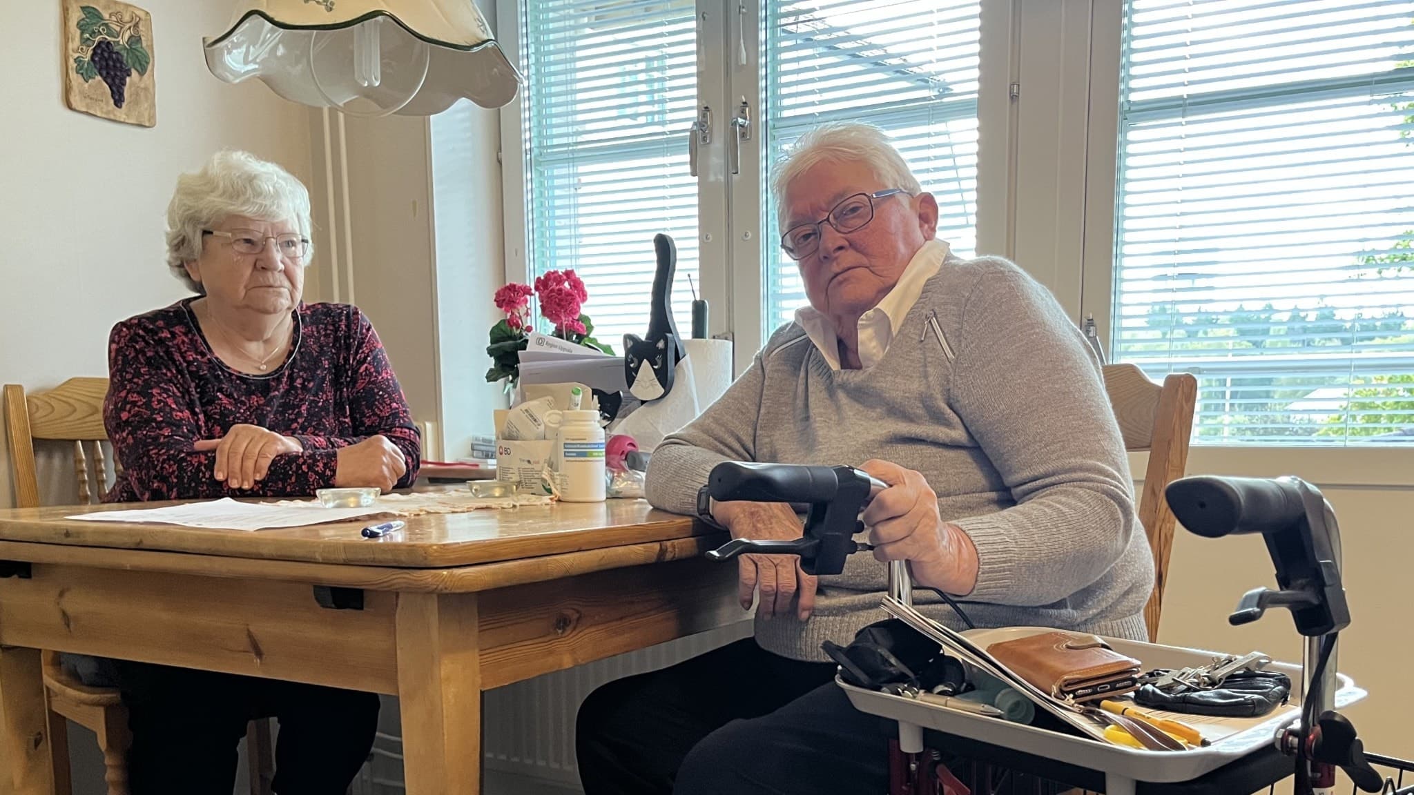 Två äldre kvinnor  med rullator