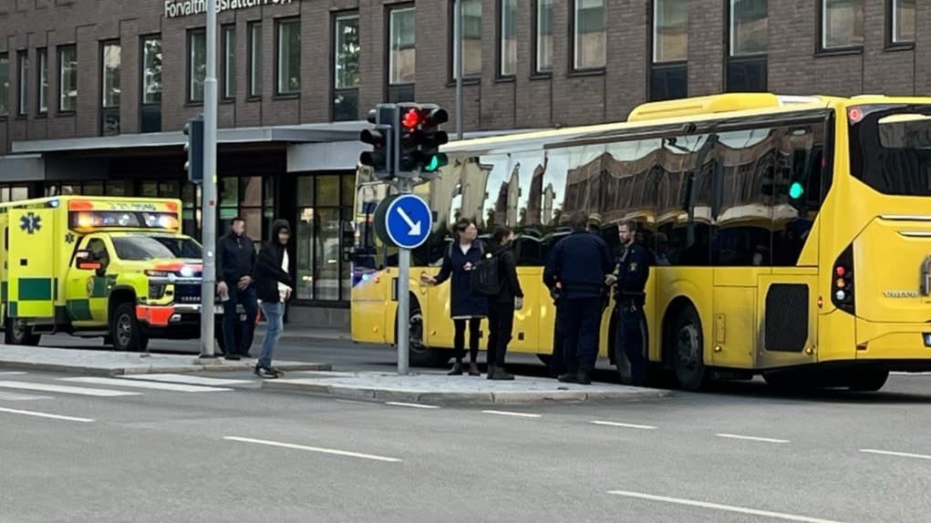 buss och ambulans i centrala uppsala
