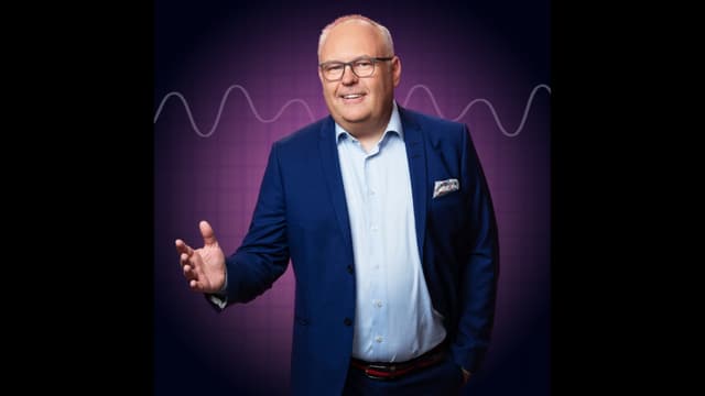 Lasse Persson leder programmet från Stockholm.