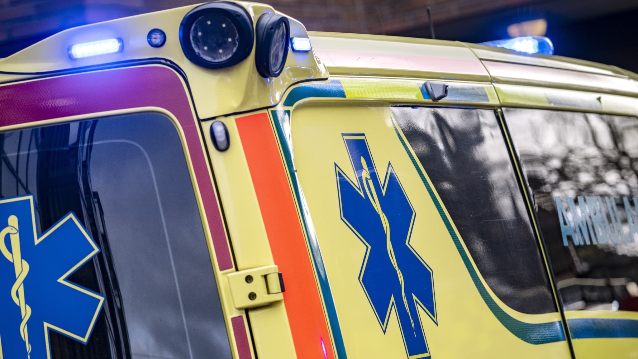 En närbild på en ambulans med blåljus.