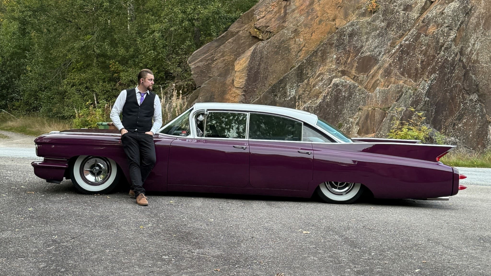 Marcus Karlsson med sin Cadillac.