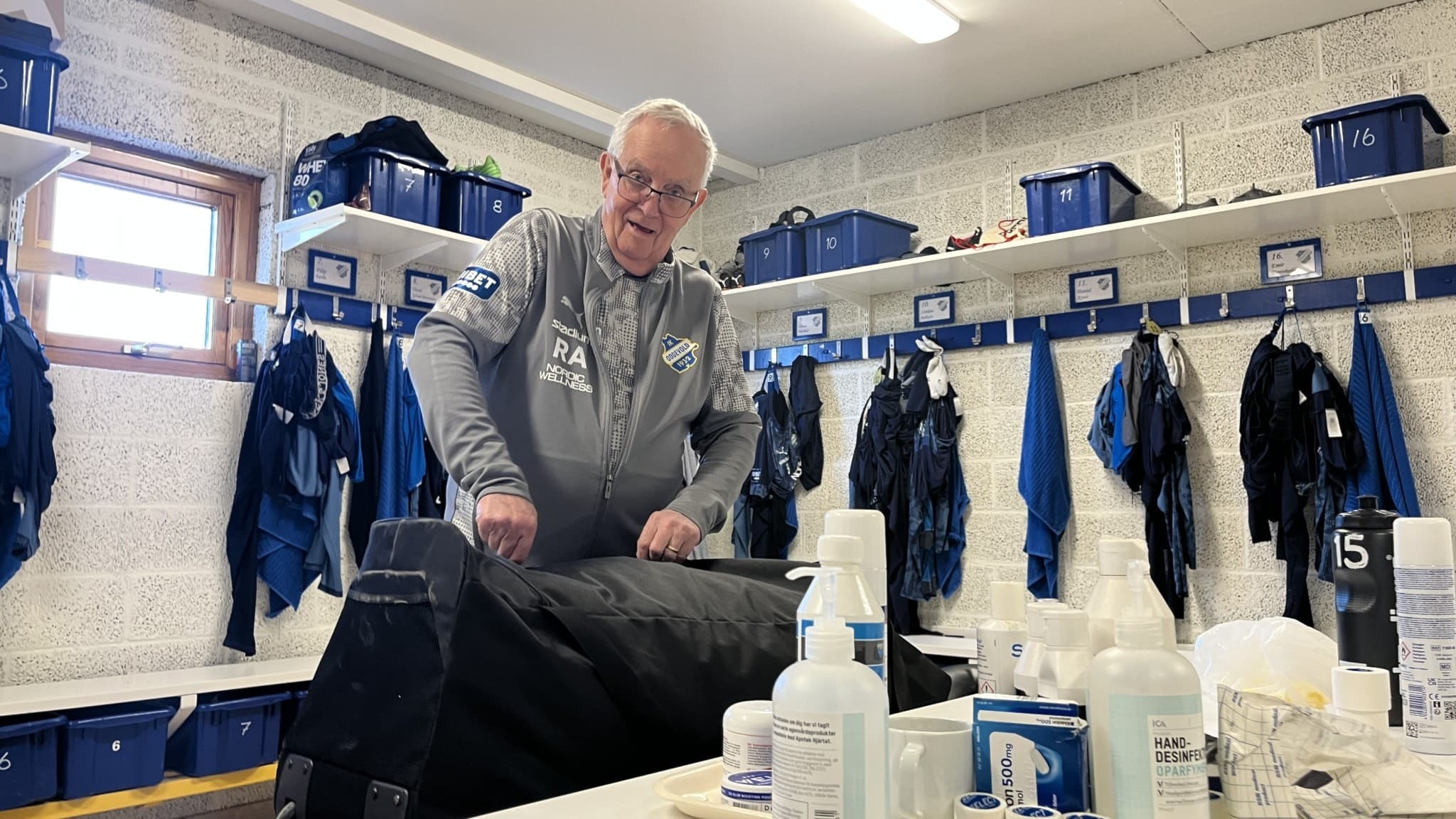 Materialaren Ronny Albinsson har stenkoll på Oddevolds prylar. På bilden packar Ronny väskan i Oddevolds omklädningsrum. 