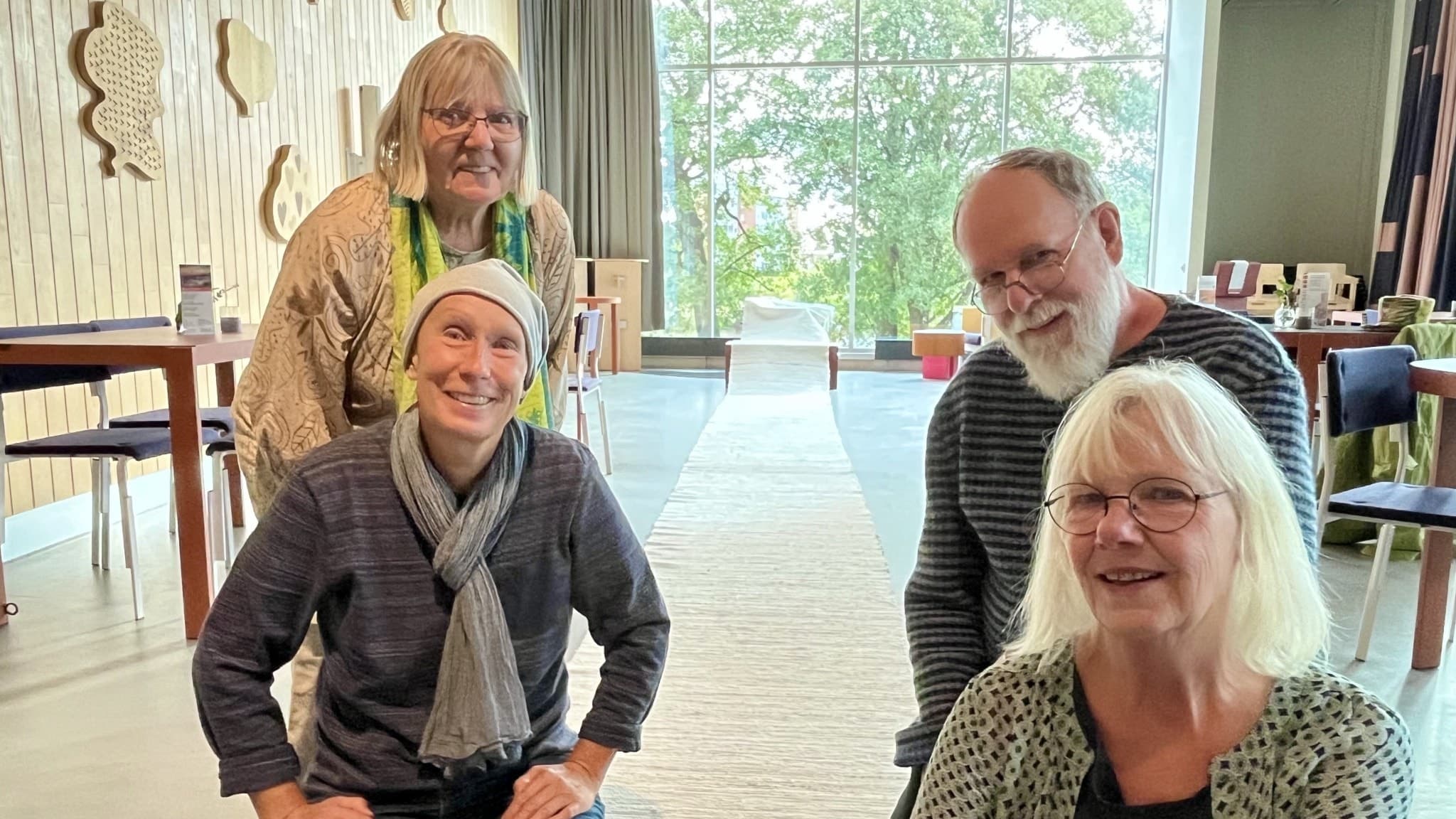 Bilden: Kirsten Drejdal, textilexpert, Ulrika Steijner Olsson, projektledare,  Mymmel Blomberg , fotograf, Arne Andersson, Hallands museiförening.