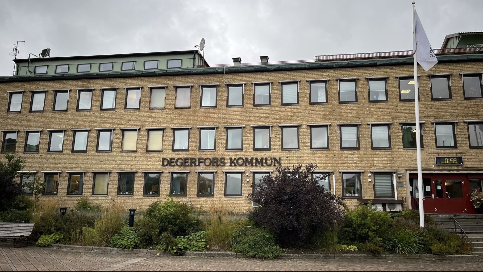 Degerfors kommunhus. Tegelgult hus med många fönster i. 