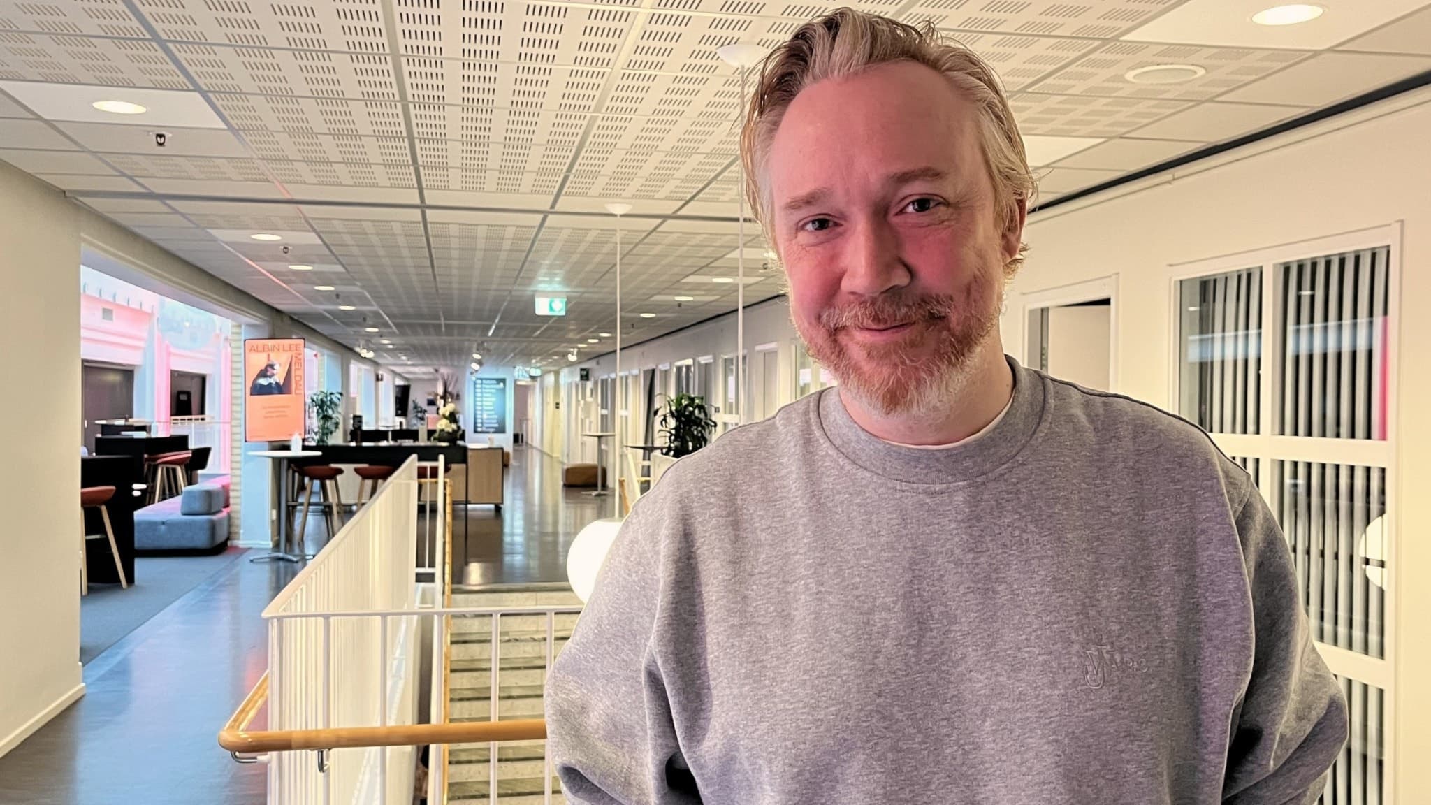 Lars Winnerbäck i närbild inomhus.