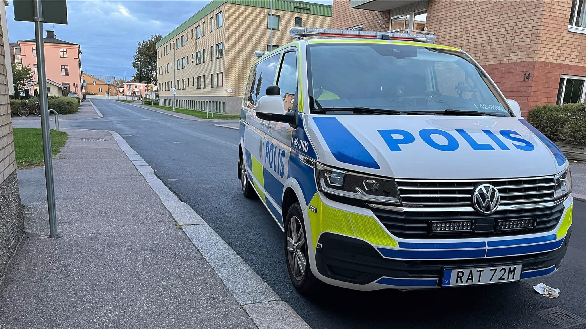 Det var en man i 20-årsåldern som blev skjuten vid skottlossningen i centrala Linköping under den tidiga fredagskvällen.