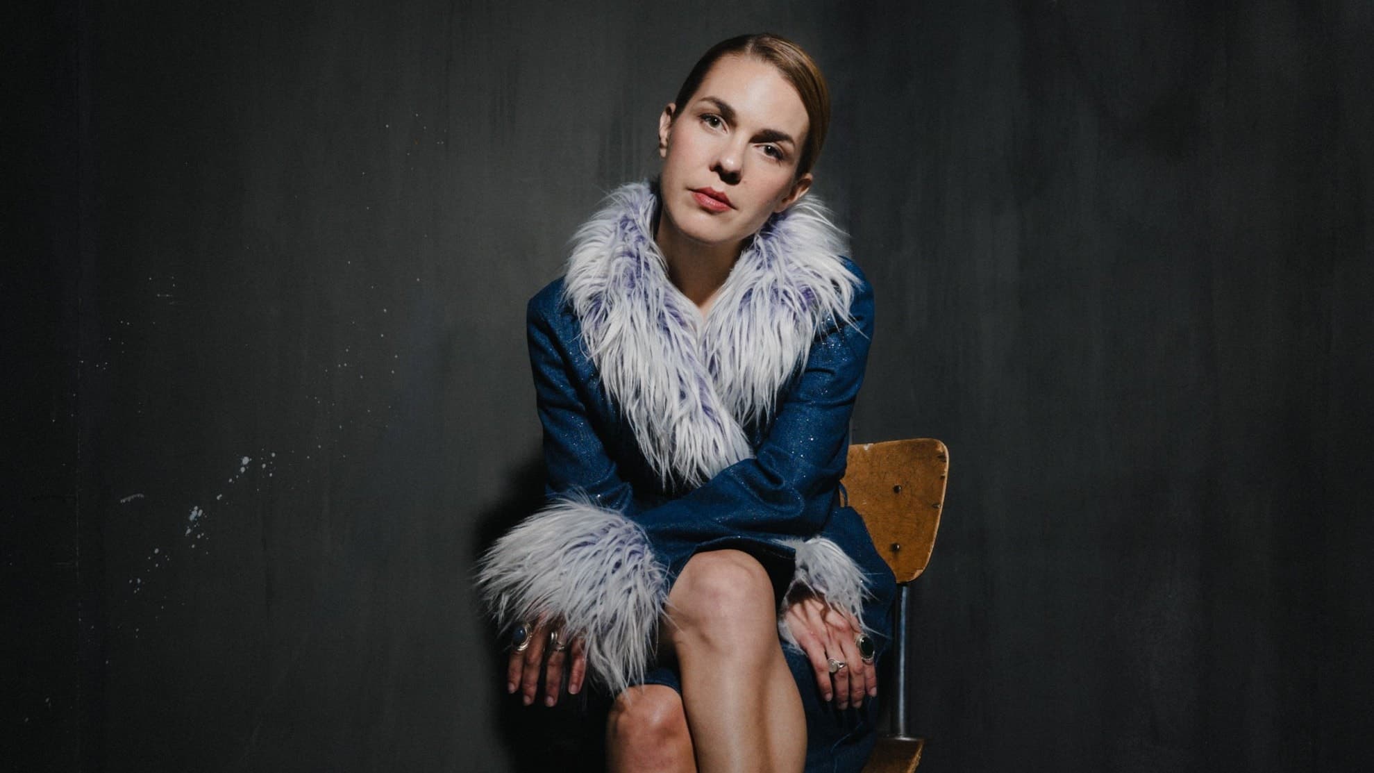 Jazzvokalisten Isabella Lundgren sittande på stol
