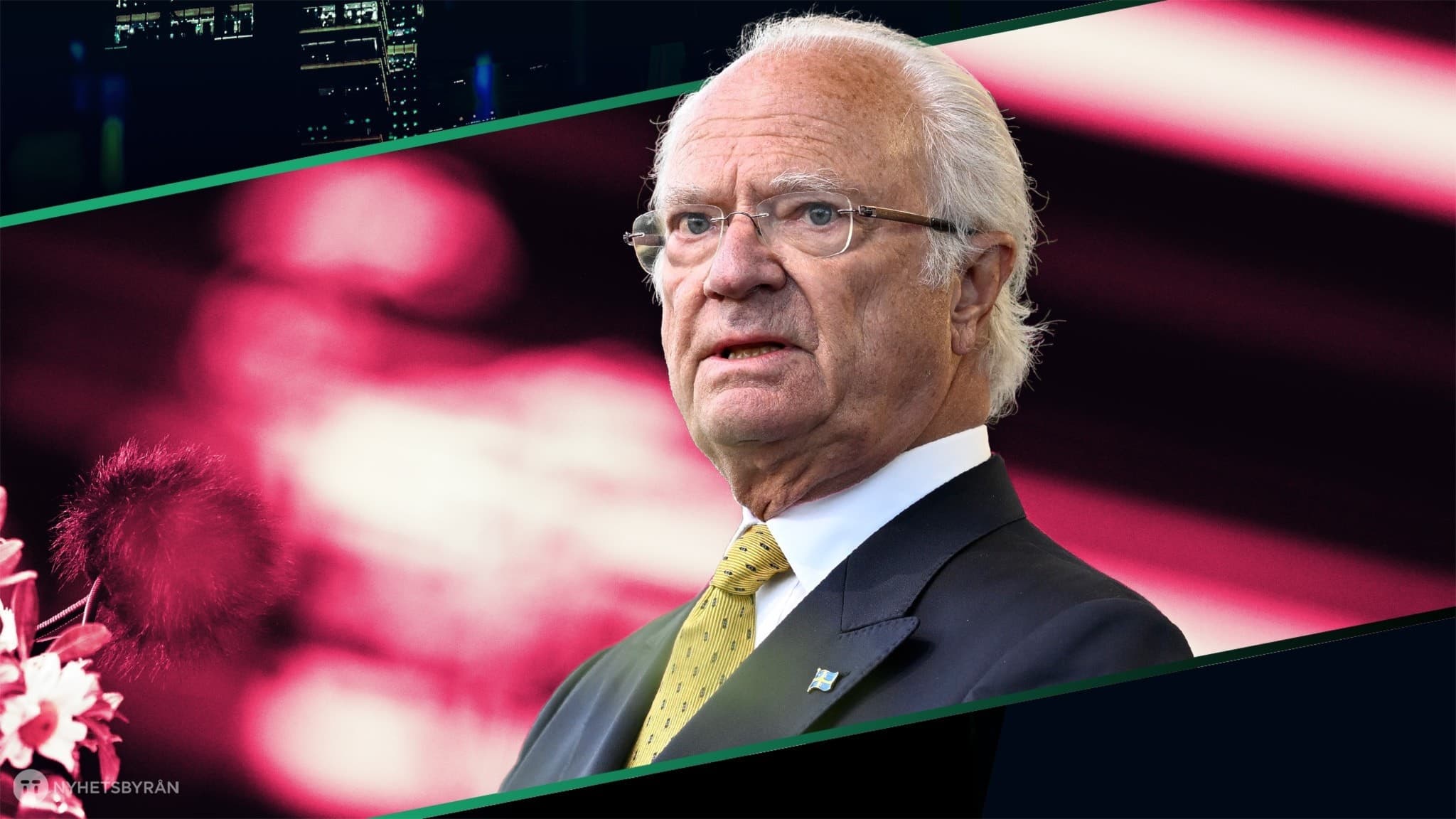 Kung Carl XVI Gustaf framför en rosa bakgrund.