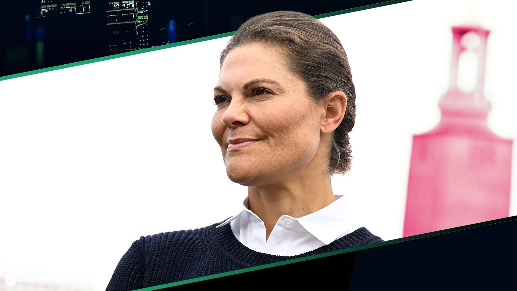 Kronprinsessan Victoria framför en rosa bakgrund.