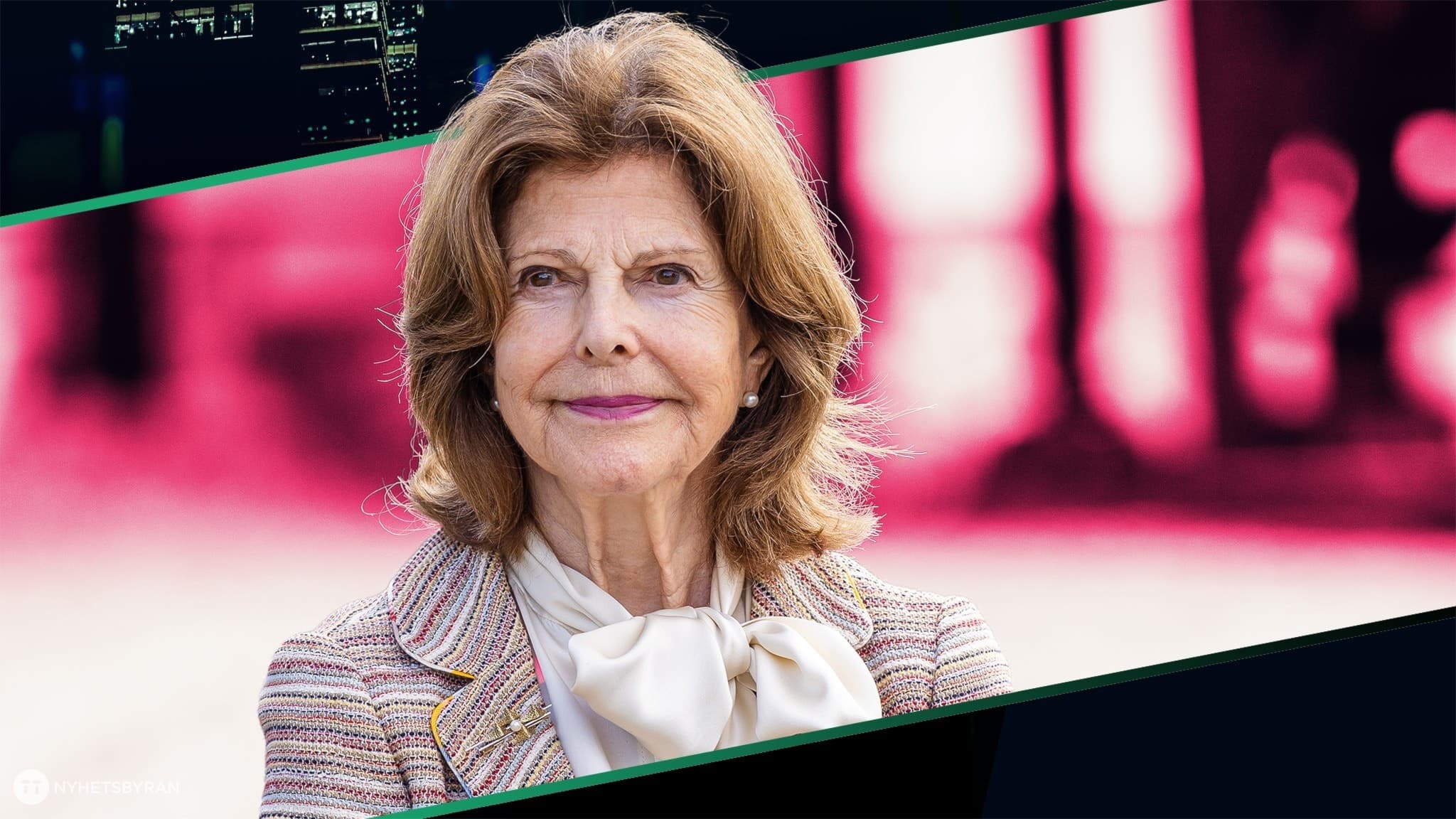 Drottning Silvia framför en rosa bakgrund.