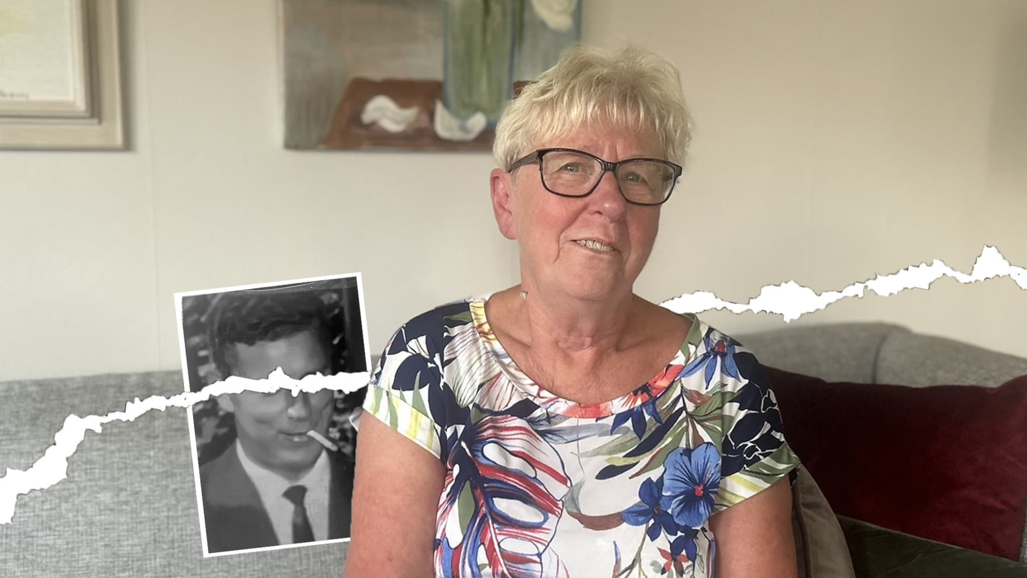 Gunilla i soffan med en delvis maskerad bild ev hennes far, i elegant kostym och pmaderat hår