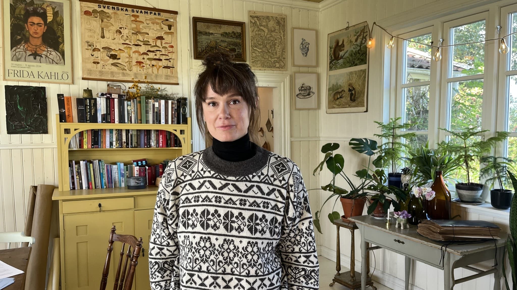 Läraren Ida Lundell i sitt vardagsrum i den gamla skolan i byn Häggum.