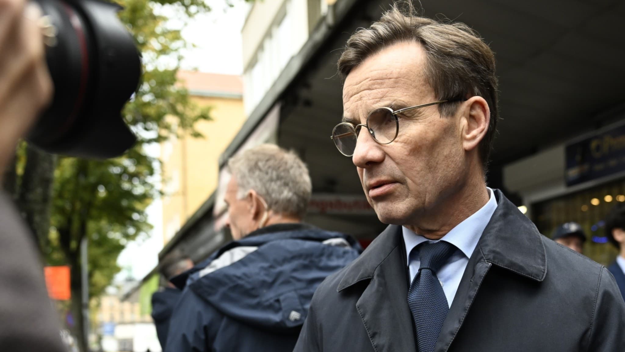 Statsminister Ulf Kristersson intervjuas utomhus i Gävle.