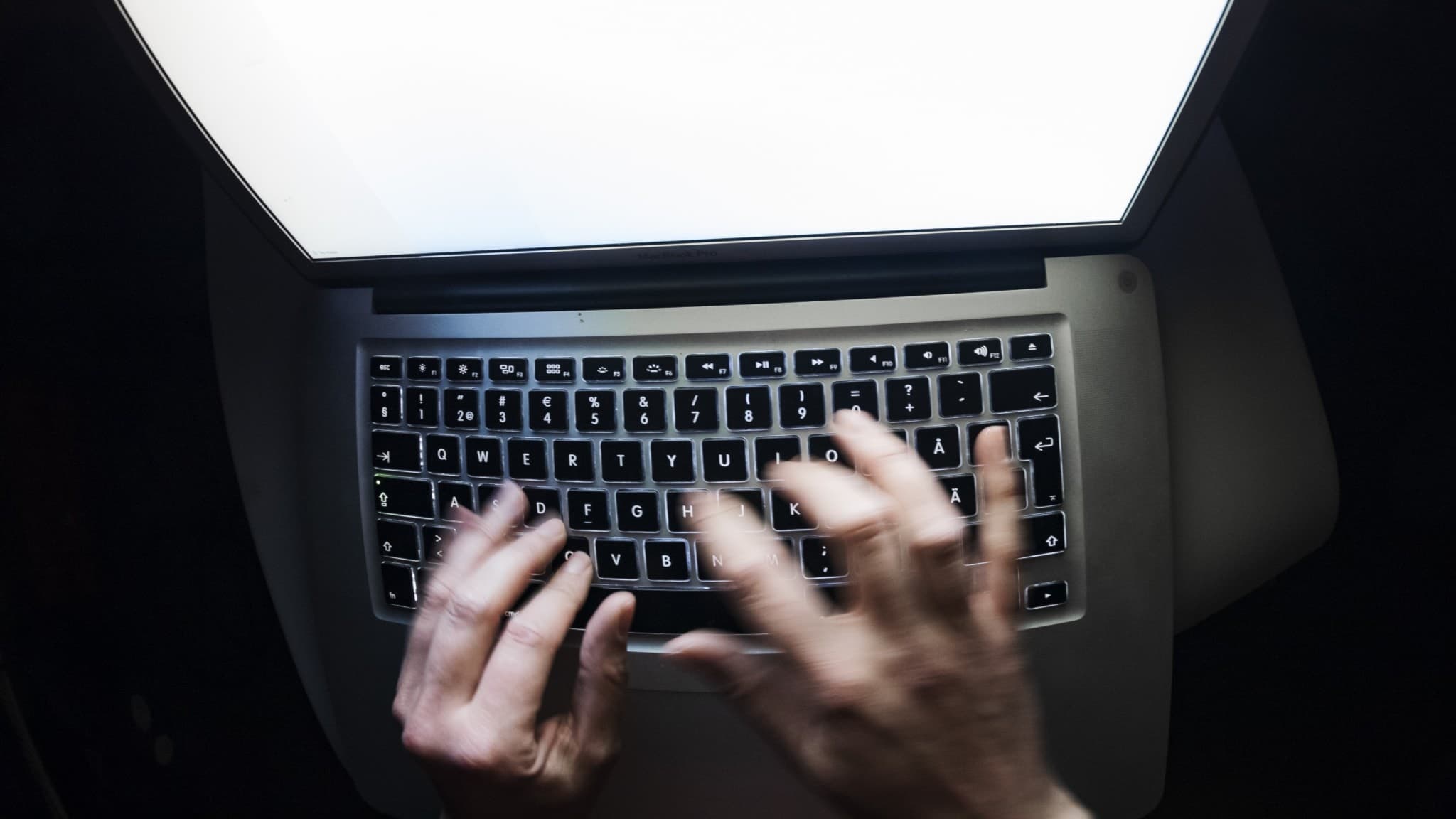 Händer som skriver snabbt på ett upplyst tangentbord, symboliserar näthat och digital kommunikation. Illustration av onlineaktivitet i mörk miljö för att belysa anonymiteten på nätet. I en lokal Facebookgrupp kommenterade en kvinna ett inlägg där hon skrev ut namnet på en man och att han hade dömts för brott.