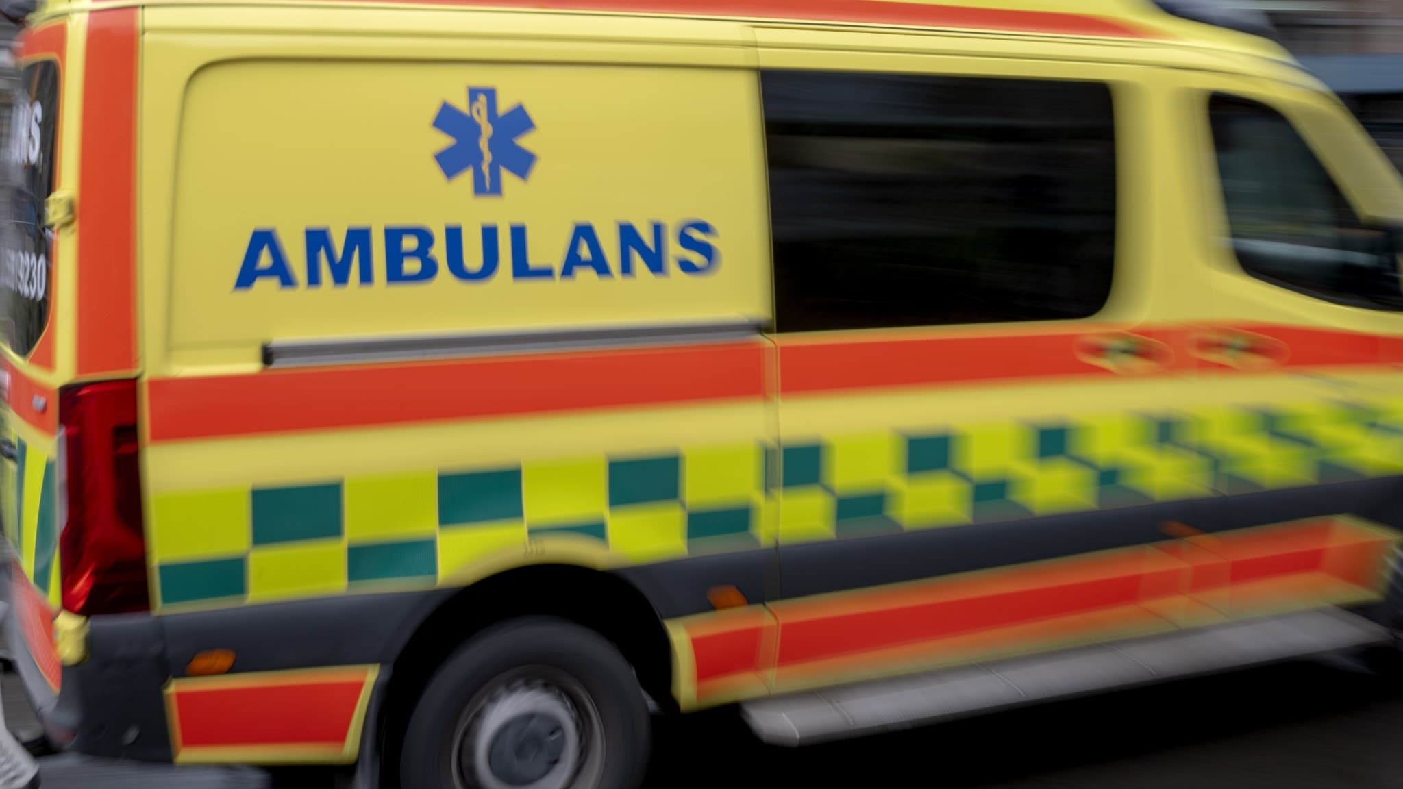 En ambulans kör snabbt.