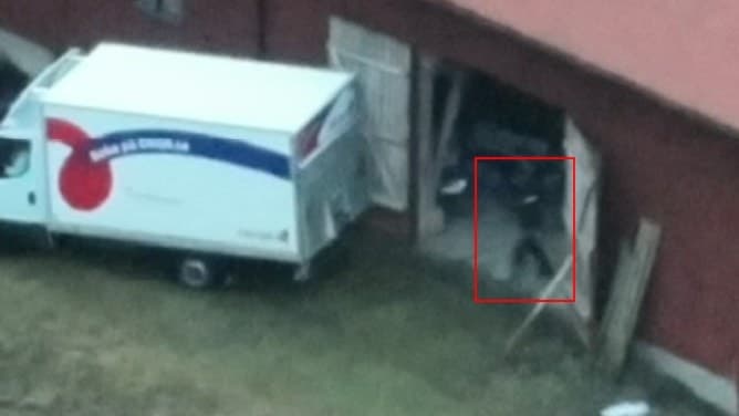 Här lastas amfetamin in i en hyrbil vid en lada utanför Gnesta, enligt åklagare. Foto: Polisens förundersökning.