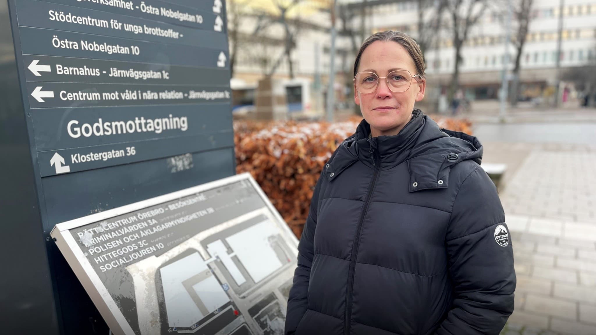 Cecilia Wärn, kriminalvårdschef för häktet i Örebro och Karlstad, står vid informationsskylten vid Rättscentrum i Örebro. 