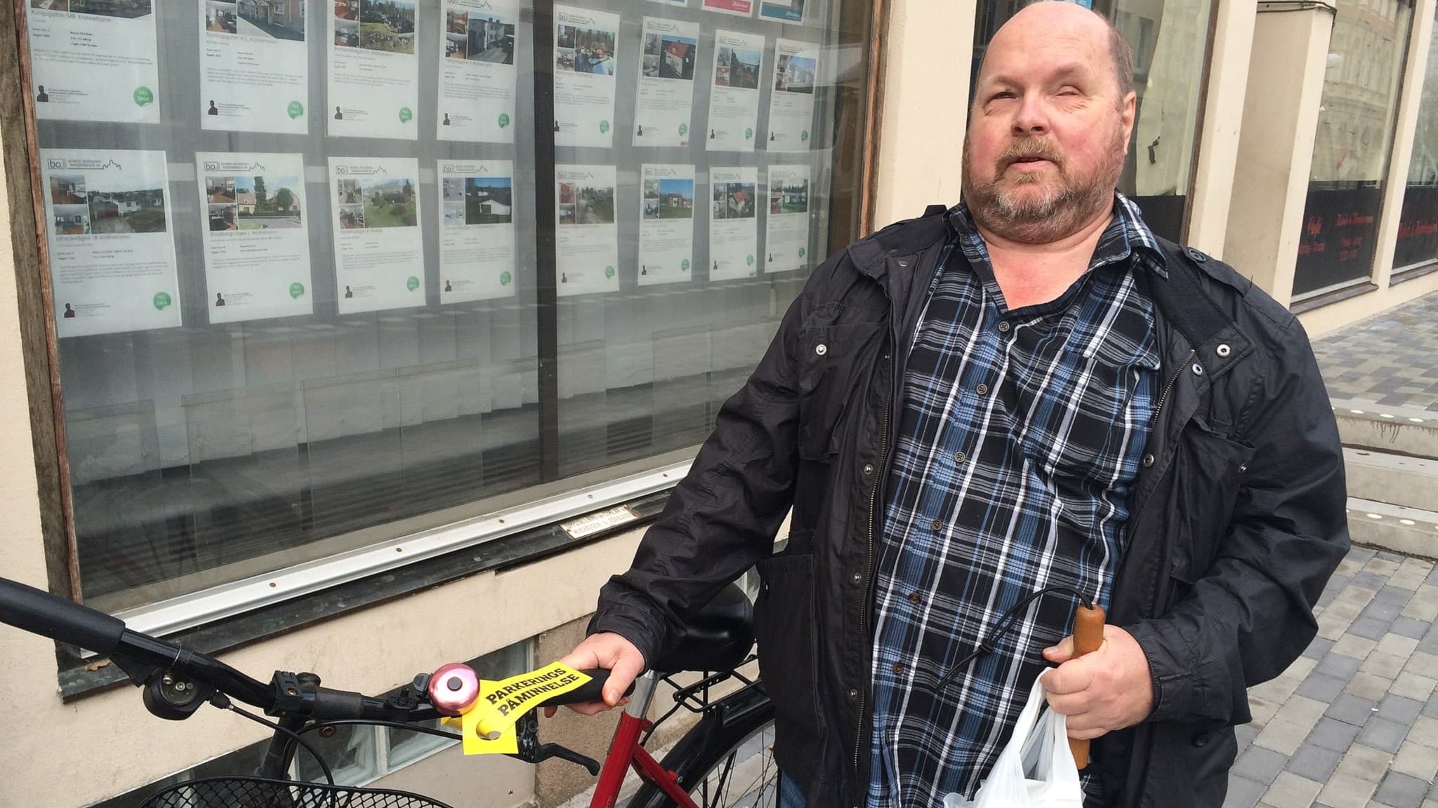 Dan Andersson framför en cykel han lappat.