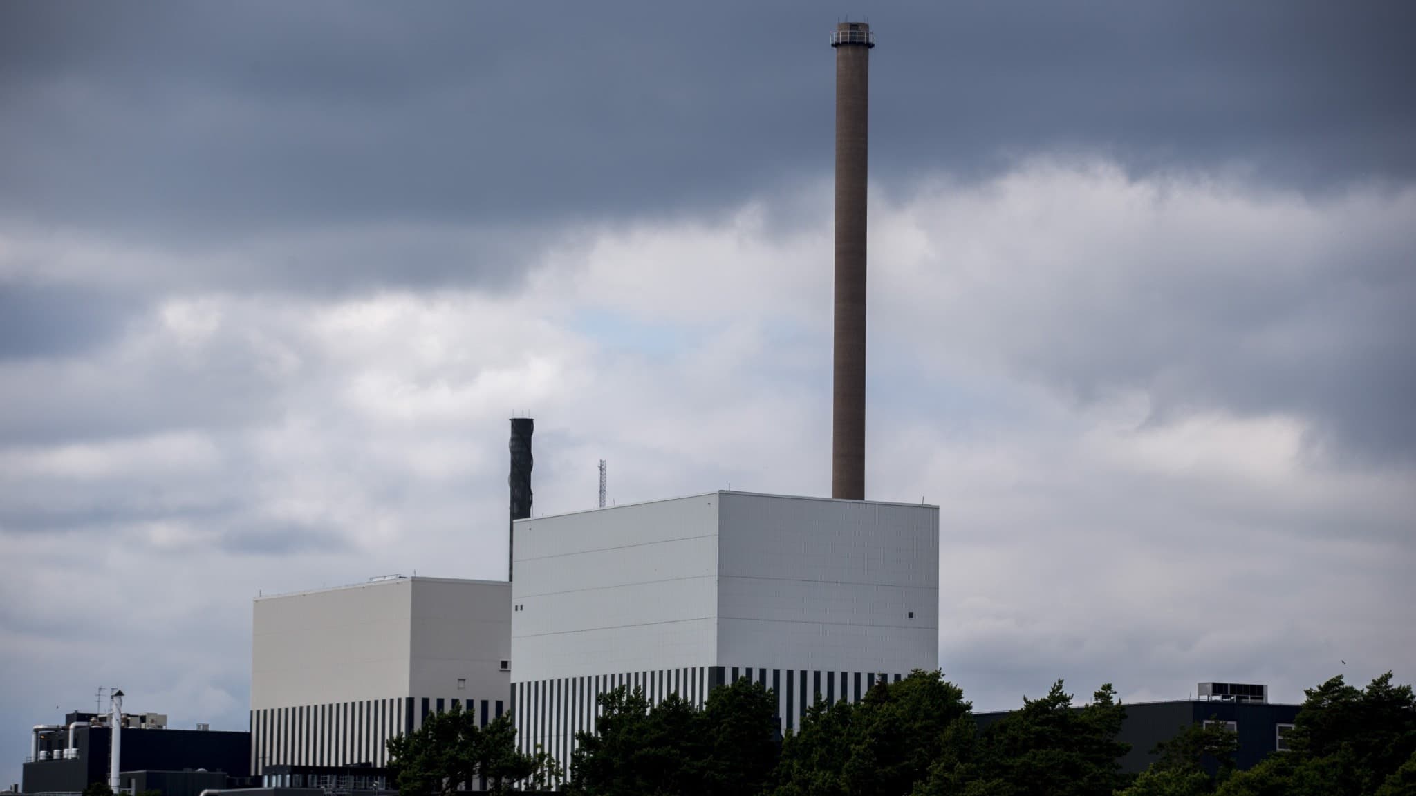 Kärnkraftverket Oskarshamn mot en mörk himmel.
