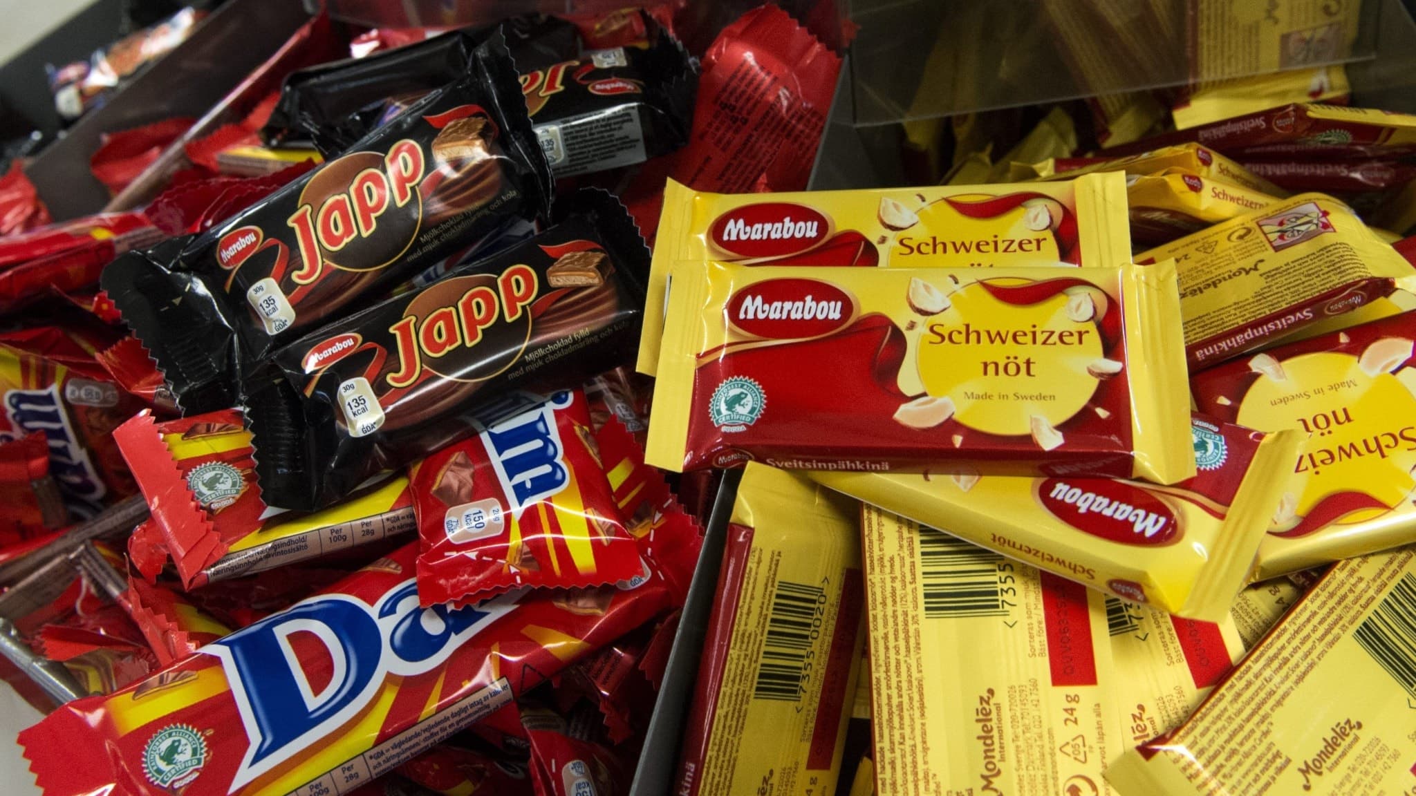 Chokladbitar i hög.