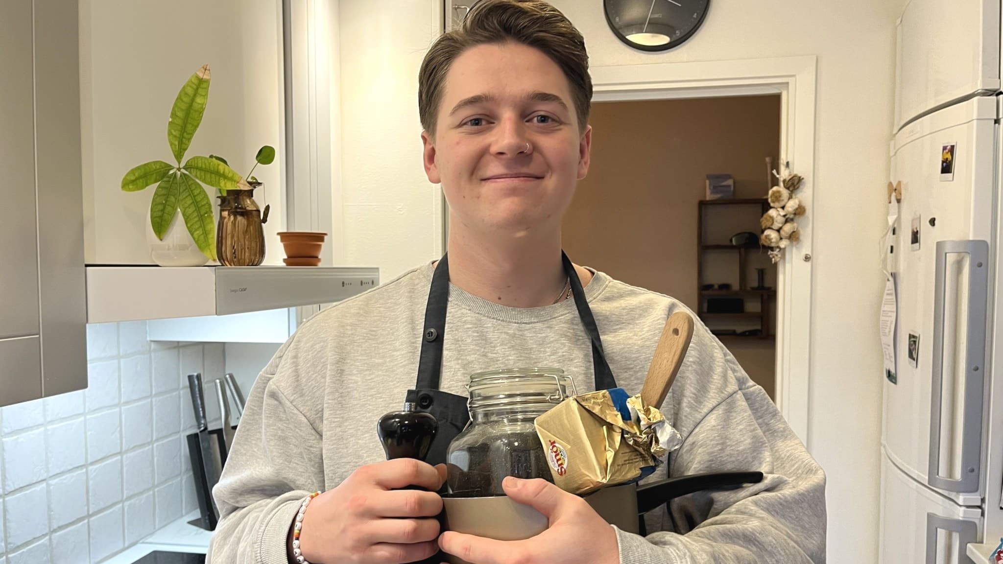 Albin Thorsén, som studerar till kock på Vuxenskolan i Skövde, ska koka gröt till Nobelmiddagen och han håller här i ingredienser.