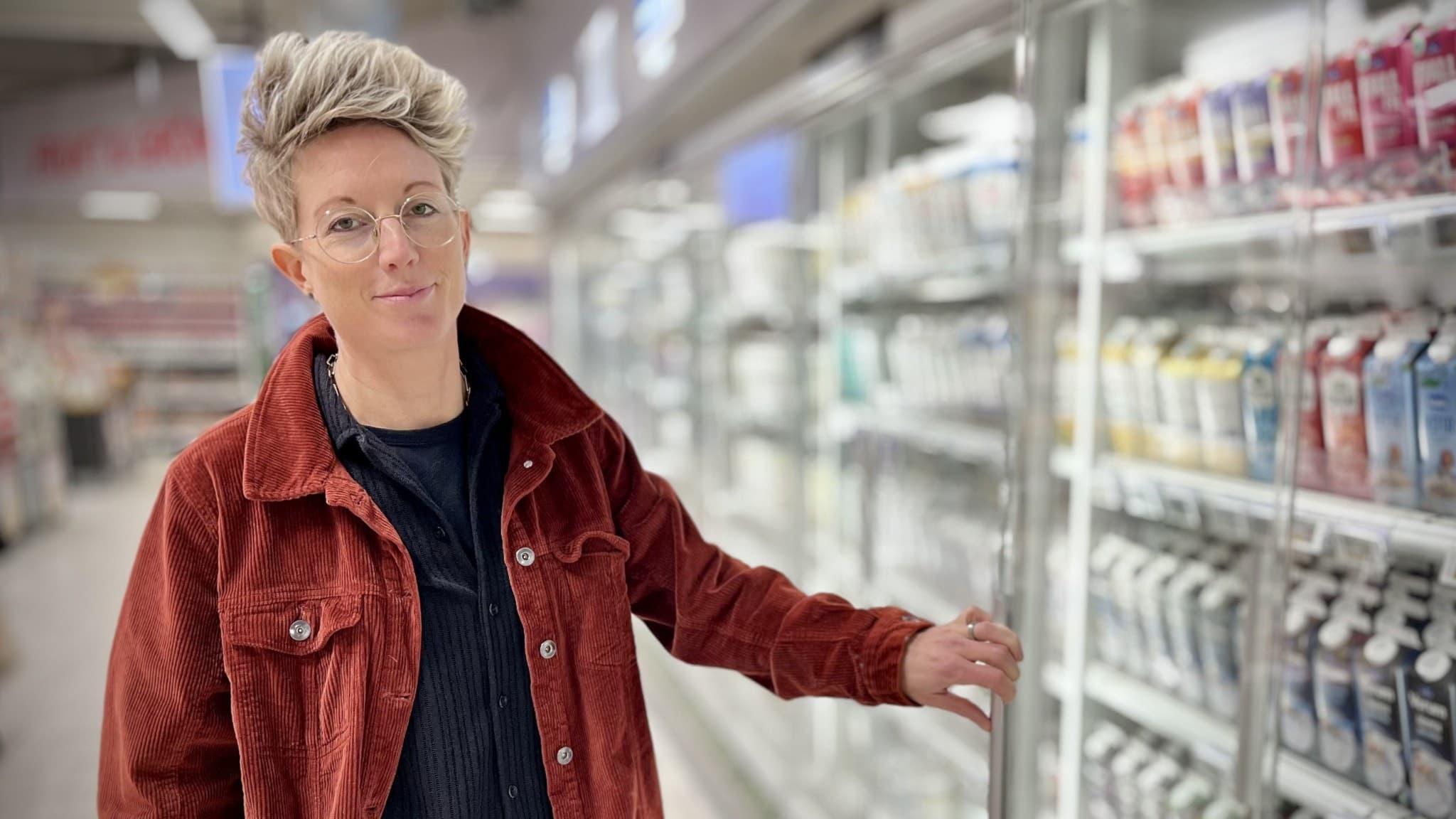 Malin Sand, dietist och folkhälsostrateg på Region Norrbotten, står vid en kyldisk i en livsmedelsbutik och ger råd om hur man kan få i sig tillräckligt med D-vitamin.