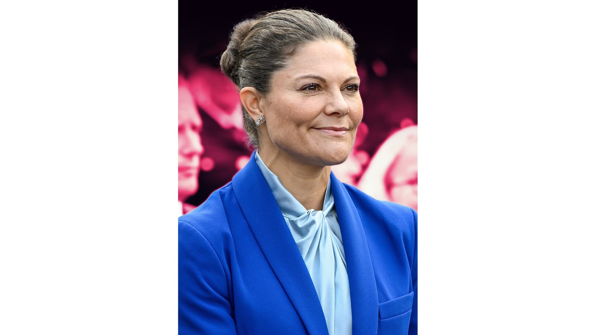 Kronprinsessan Victoria mot en rosa bakgrund.