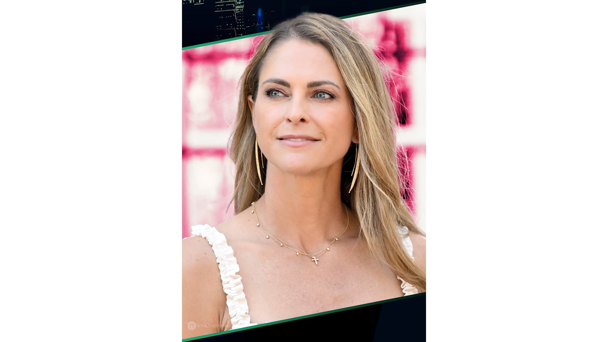 Prinsessan Madeleine framför en rosa bakgrund.