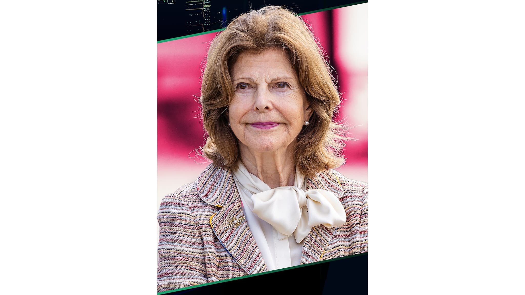 Drottning Silvia framför en rosa bakgrund.
