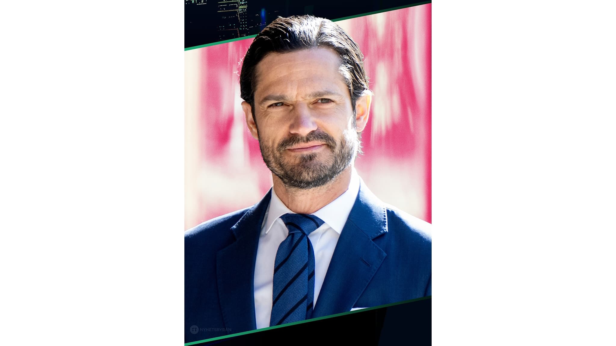 Prins Carl Philip framför en rosa bakgrund.