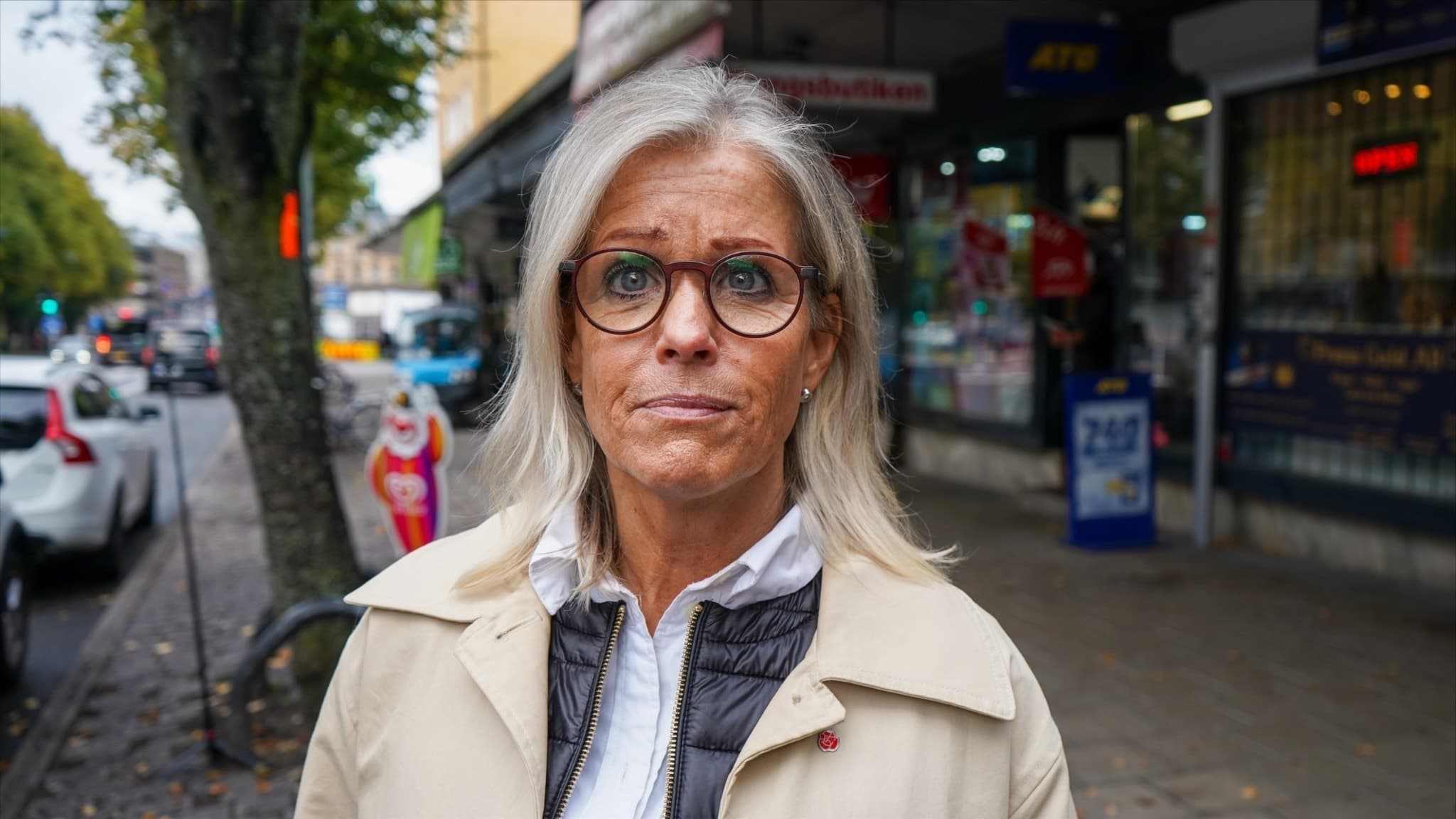 Åsa Wiklund Lång (S), kommunstyrelsens ordförande i Gävle, står utomhus med stadsmiljö i bakgrunden.  Foto: Magnus Esser Bengtsson/Sveriges Radio
