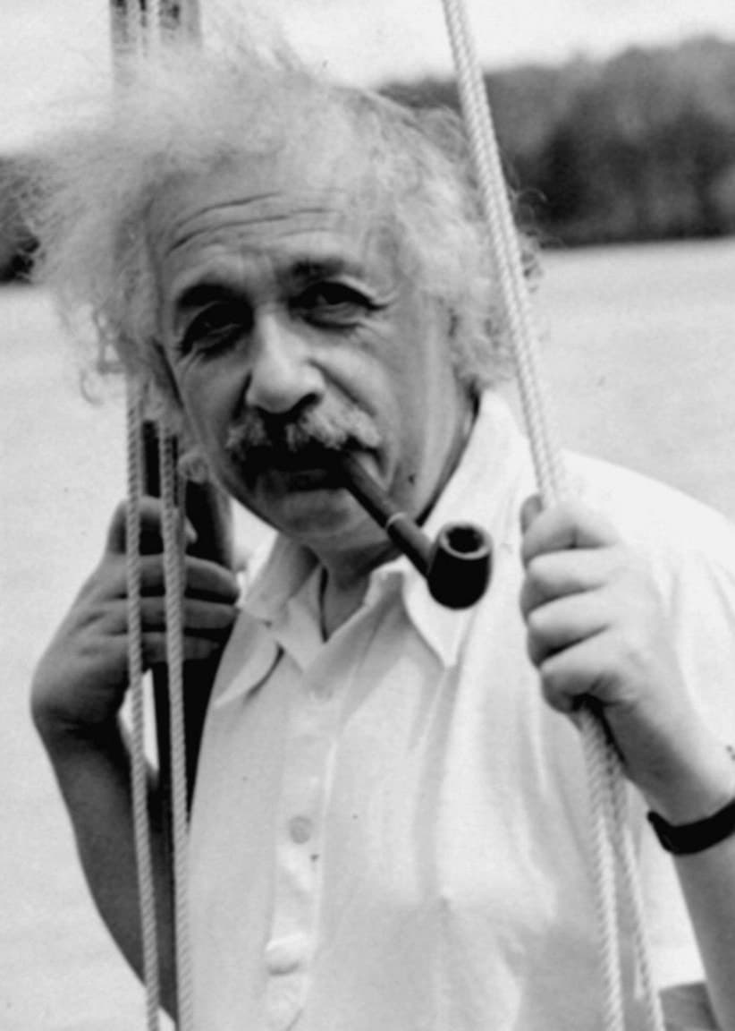 Albert Einstein med pipa i munnen vid masten till sin segelbåt, 1936.