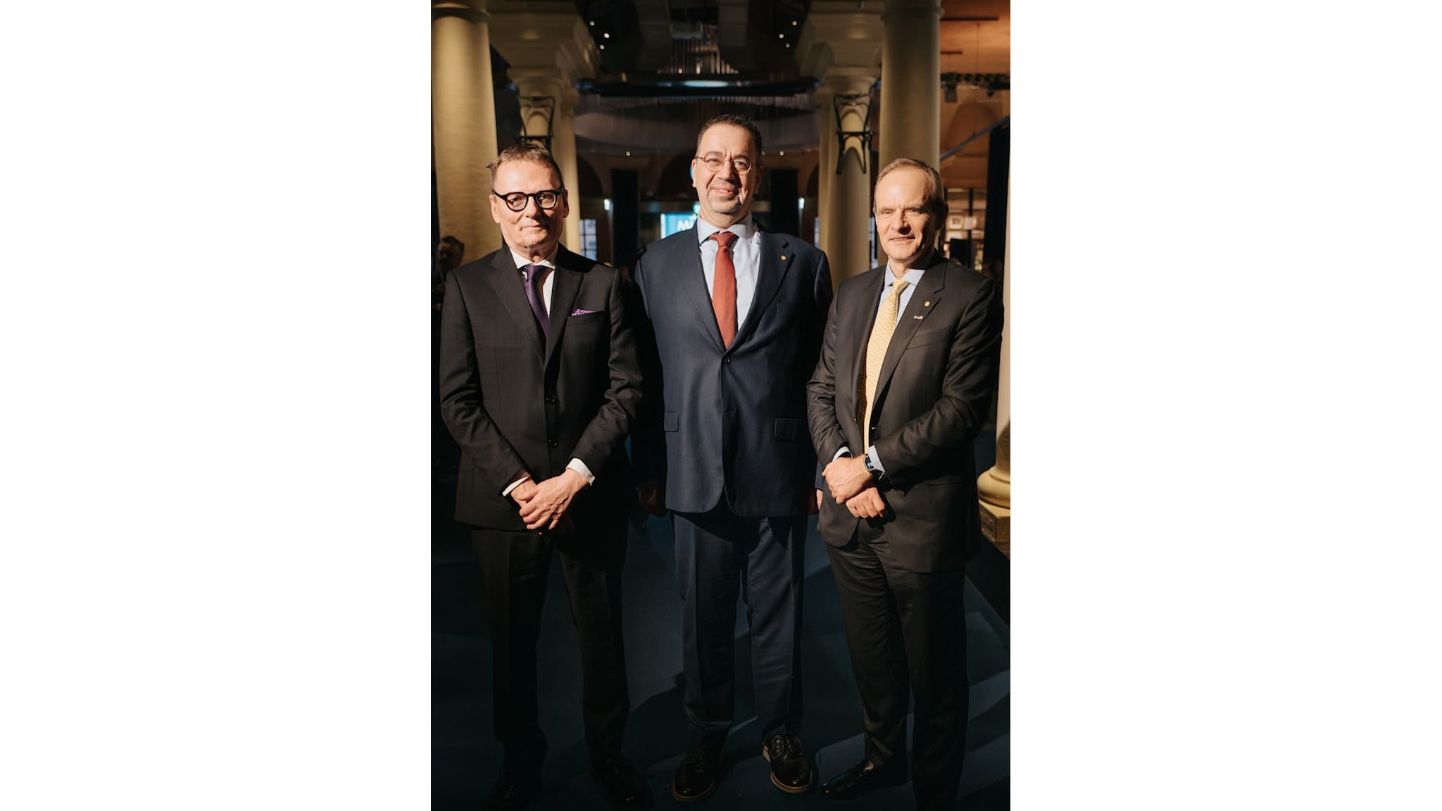James Robinson, Daron Acemoglu och Simon Johnson. © Nobel Prize Outreach. Photo: Clément Morin 