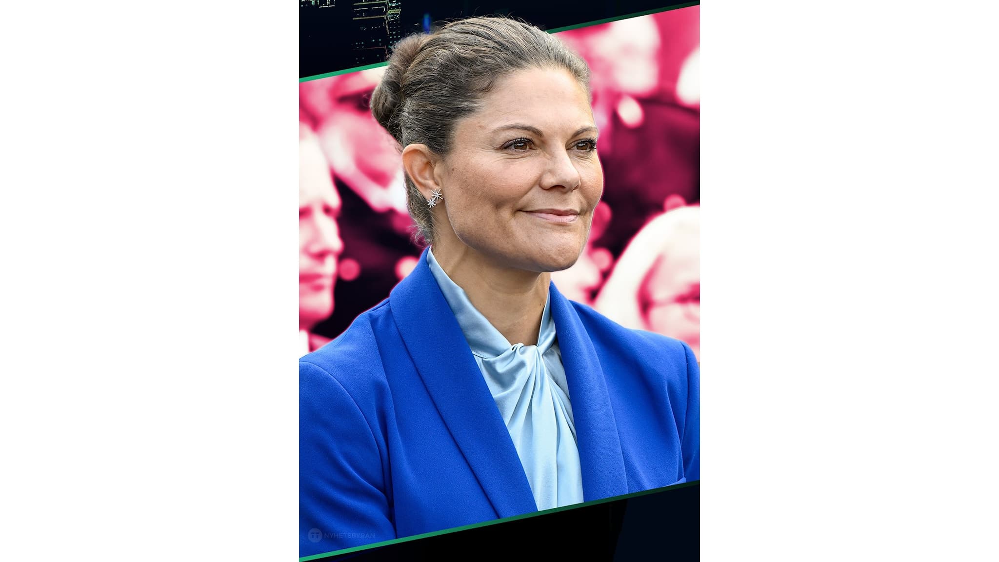 Kronprinsessan Victoria framför en rosa bakgrund.