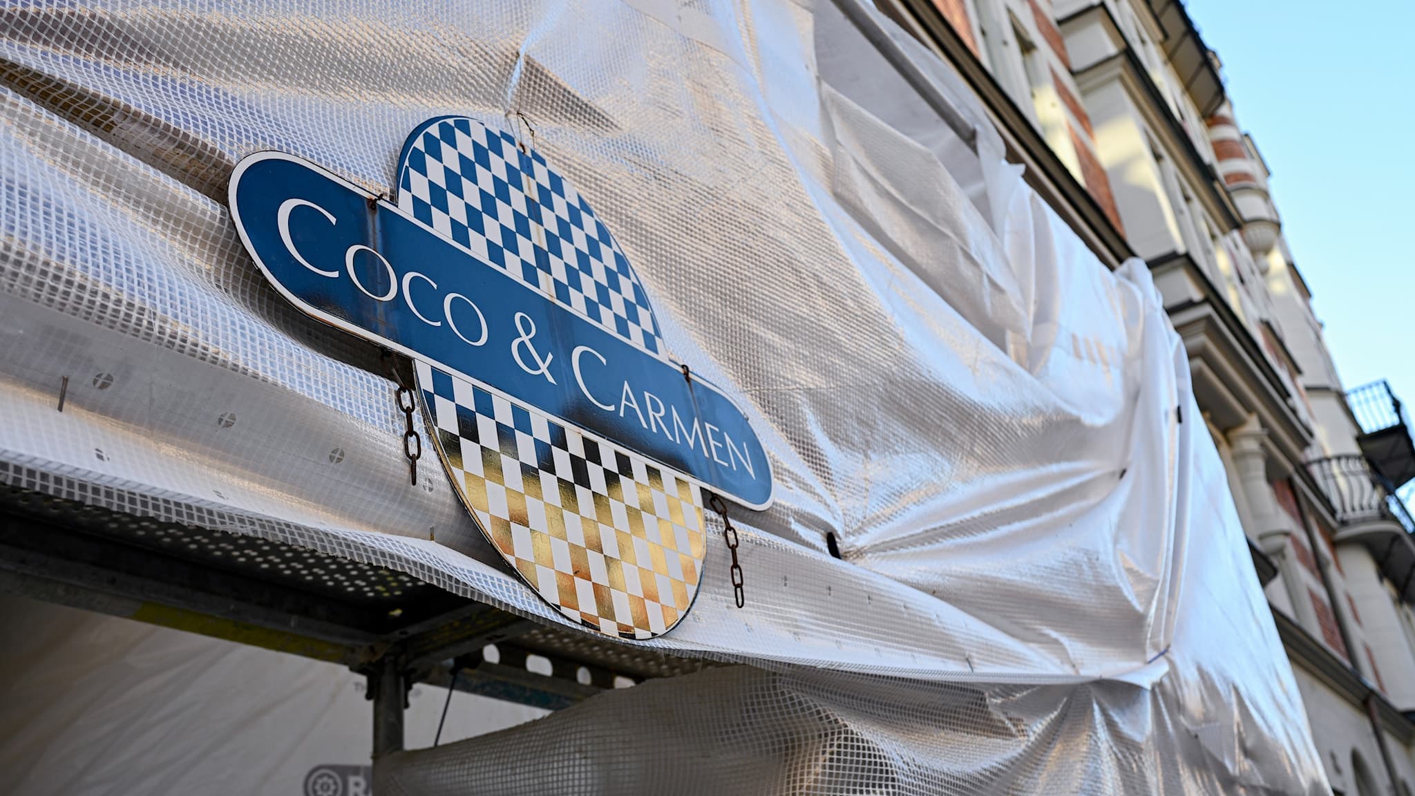 Bild som visar dels en elegant upplagd maträtt med kött, potatis och grönsaker, dels en restaurangfasad täckt med plastskynken, kopplat till listeriautbrott på Coco & Carmen.