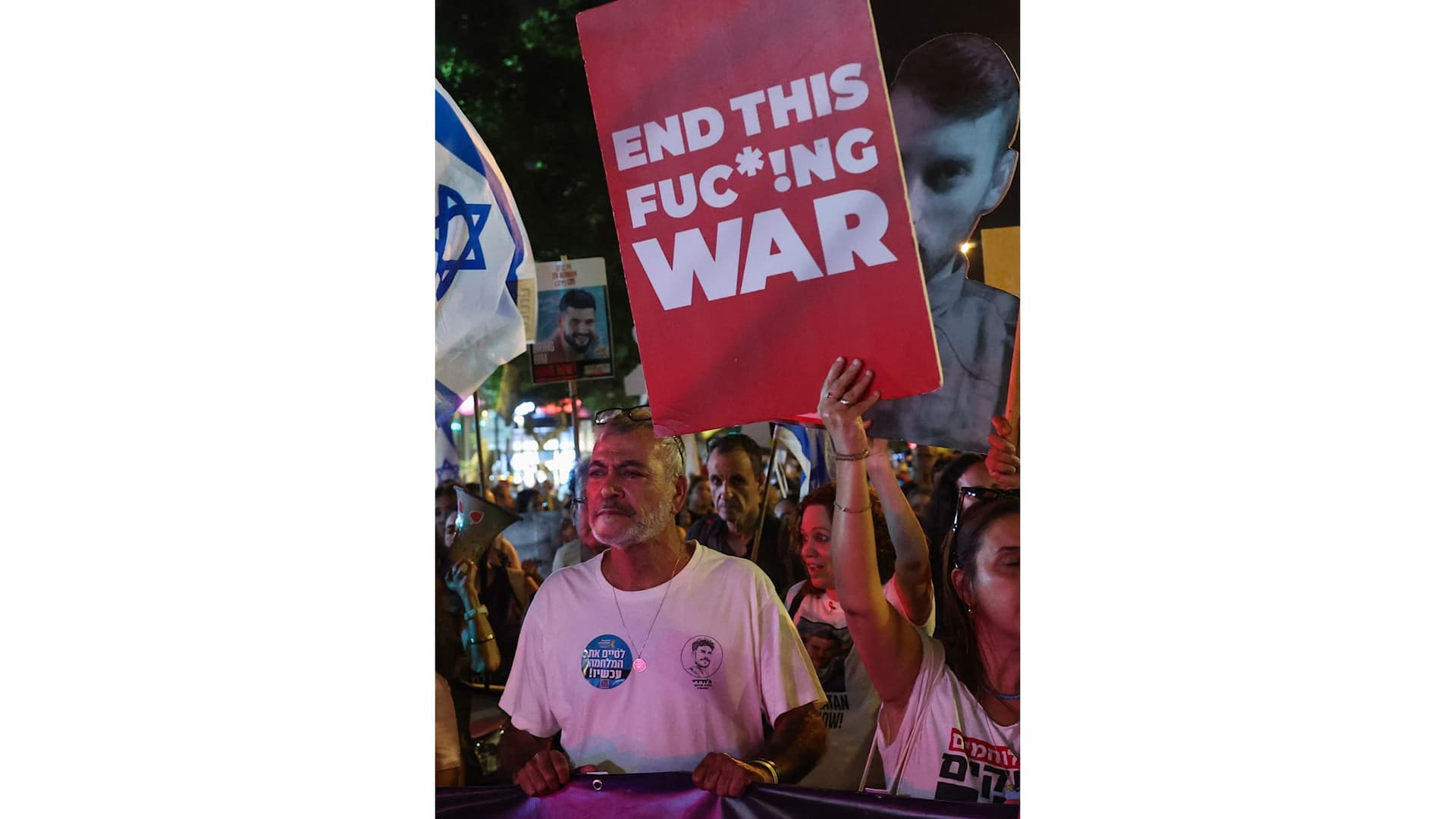 En demonstration i Tel Aviv där folk protesterar med skyltar